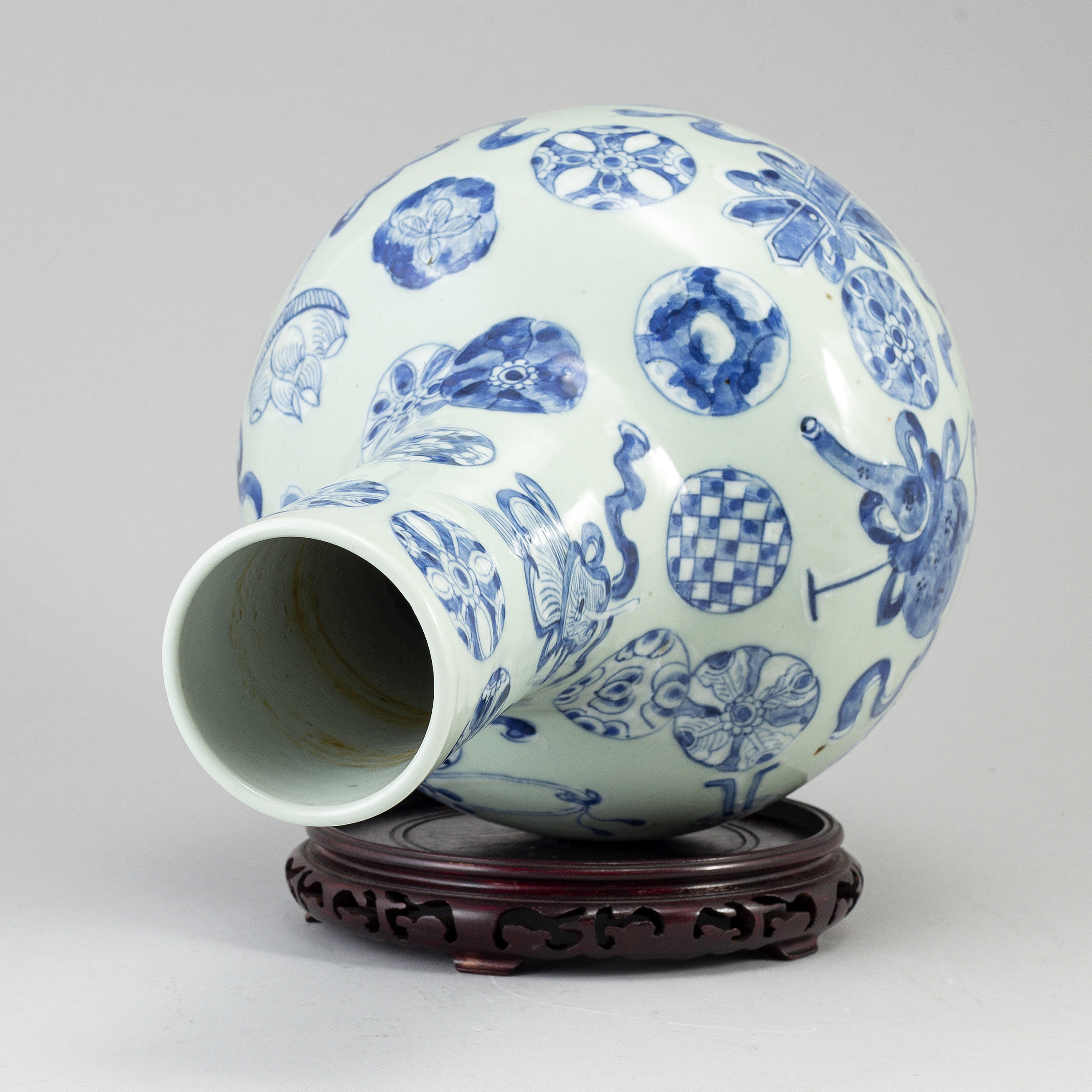 A blue and white tianqiuping vase, Qing dynasty, late 19th/early 20th