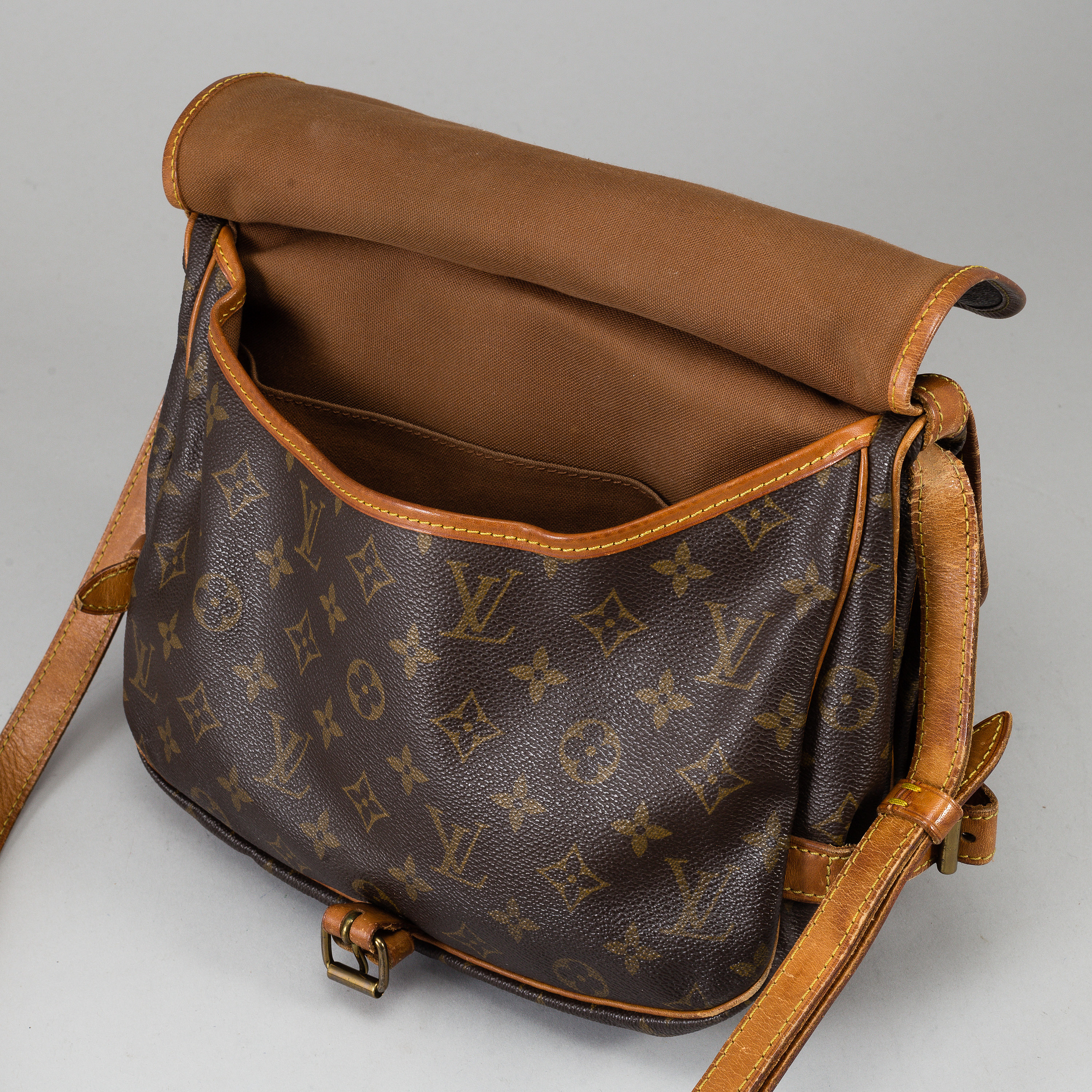 LOUIS VUITTON V ska Saumur 30 Bukowskis