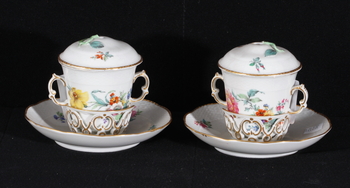 12165. KOPPAR, ett par. Porslin. Berlin.