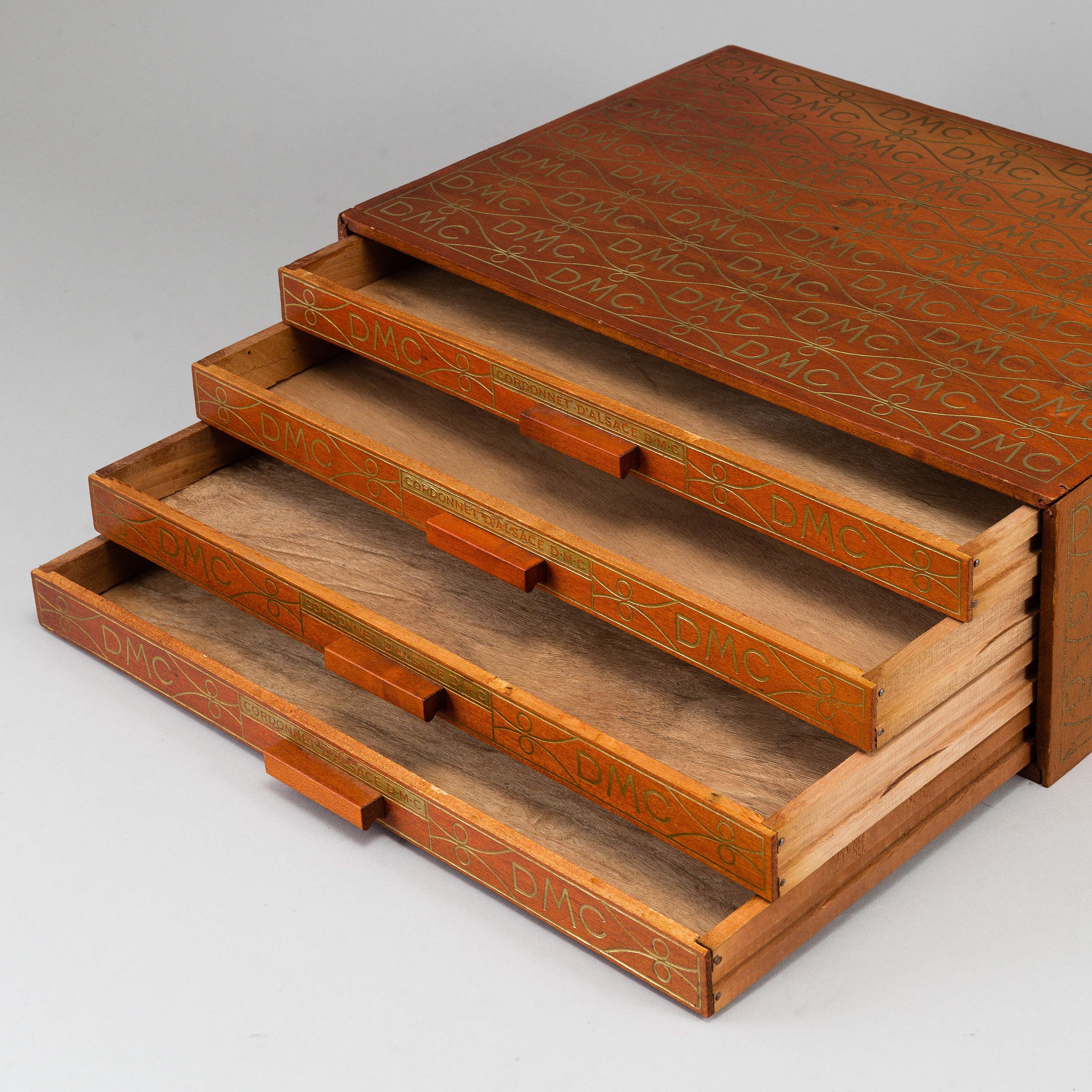 A wooden chest of drawers/box, France, DMC, 20th Century. Bukowskis