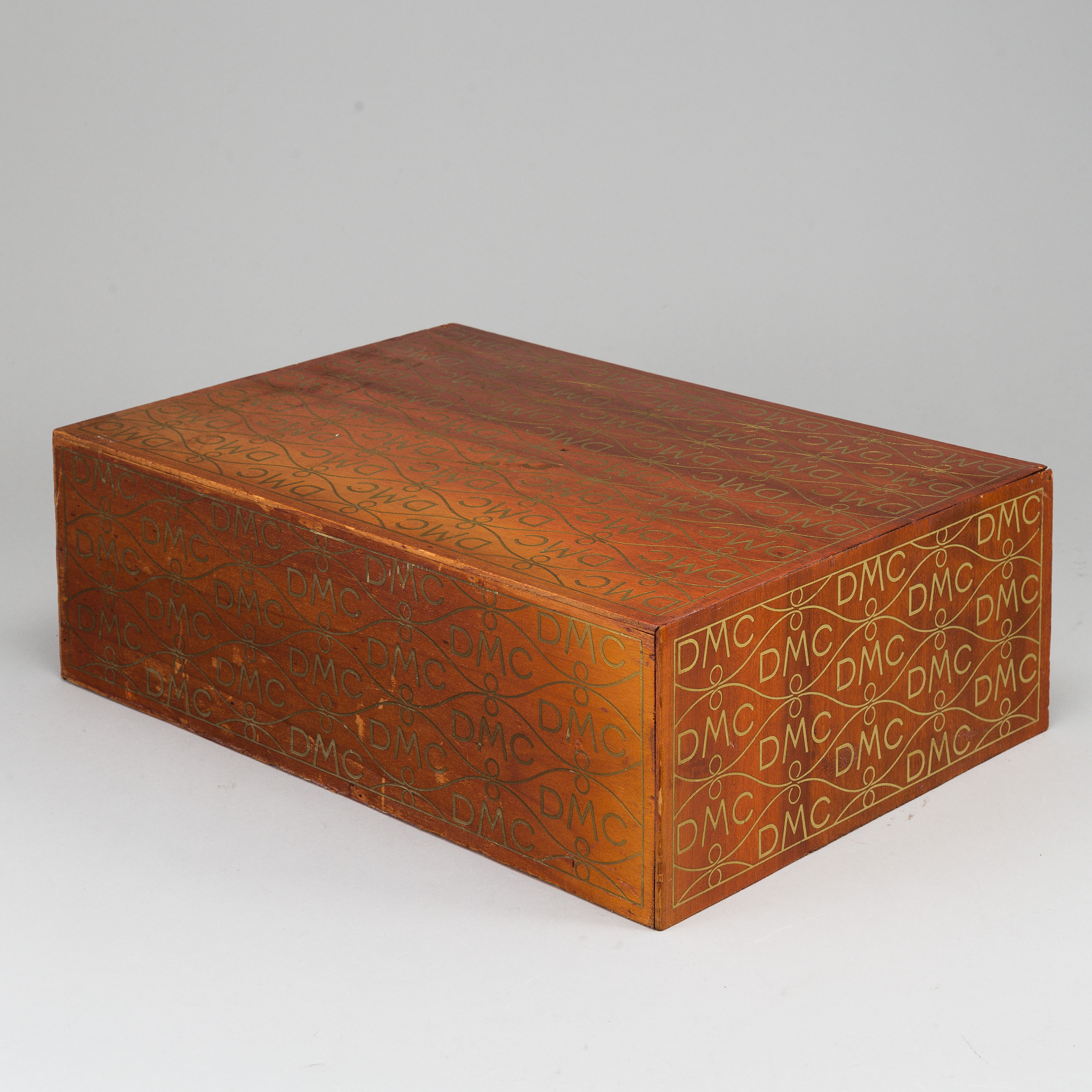 A wooden chest of drawers/box, France, DMC, 20th Century. Bukowskis
