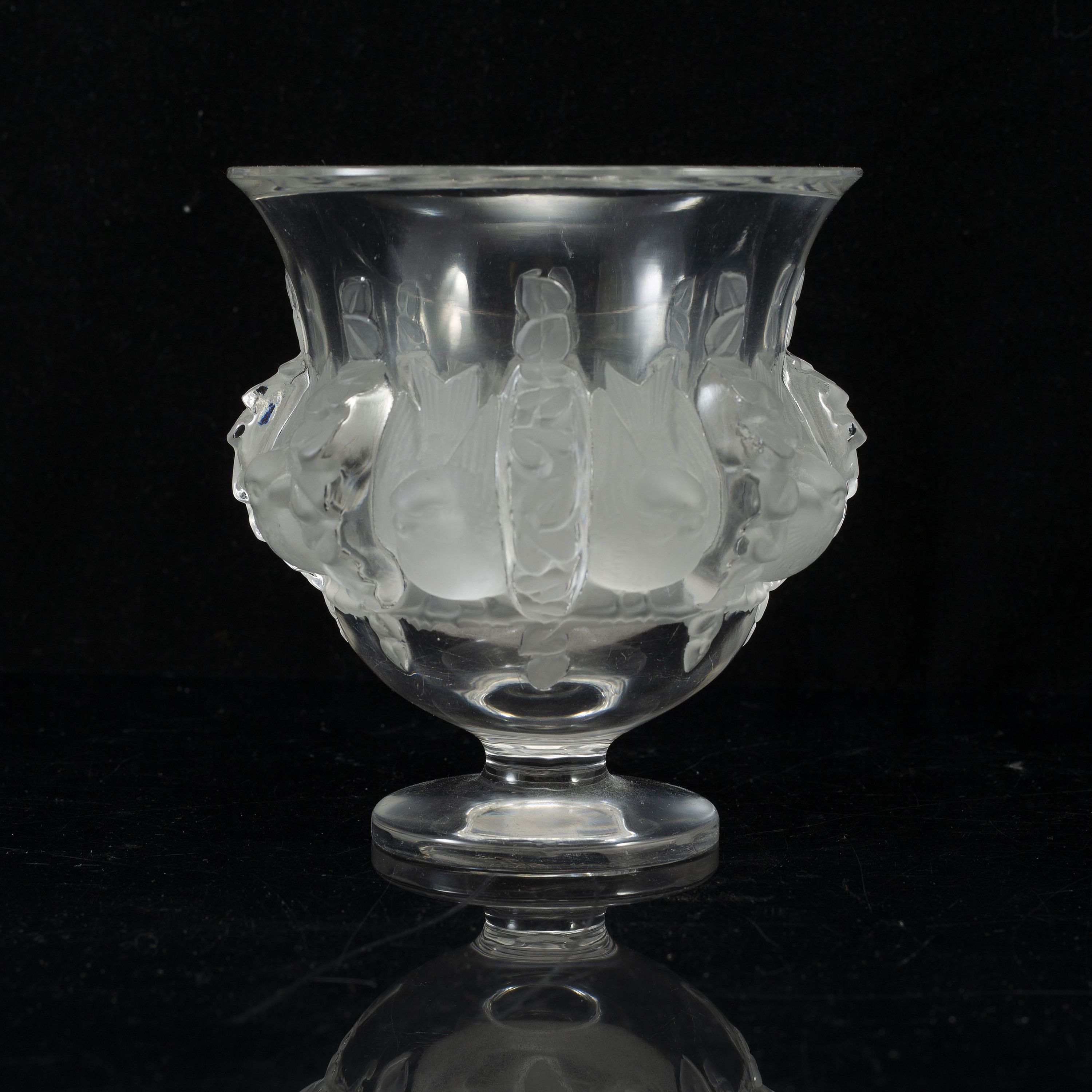 LALIQUE, skål på fot, glas, Frankrike. Bukowskis