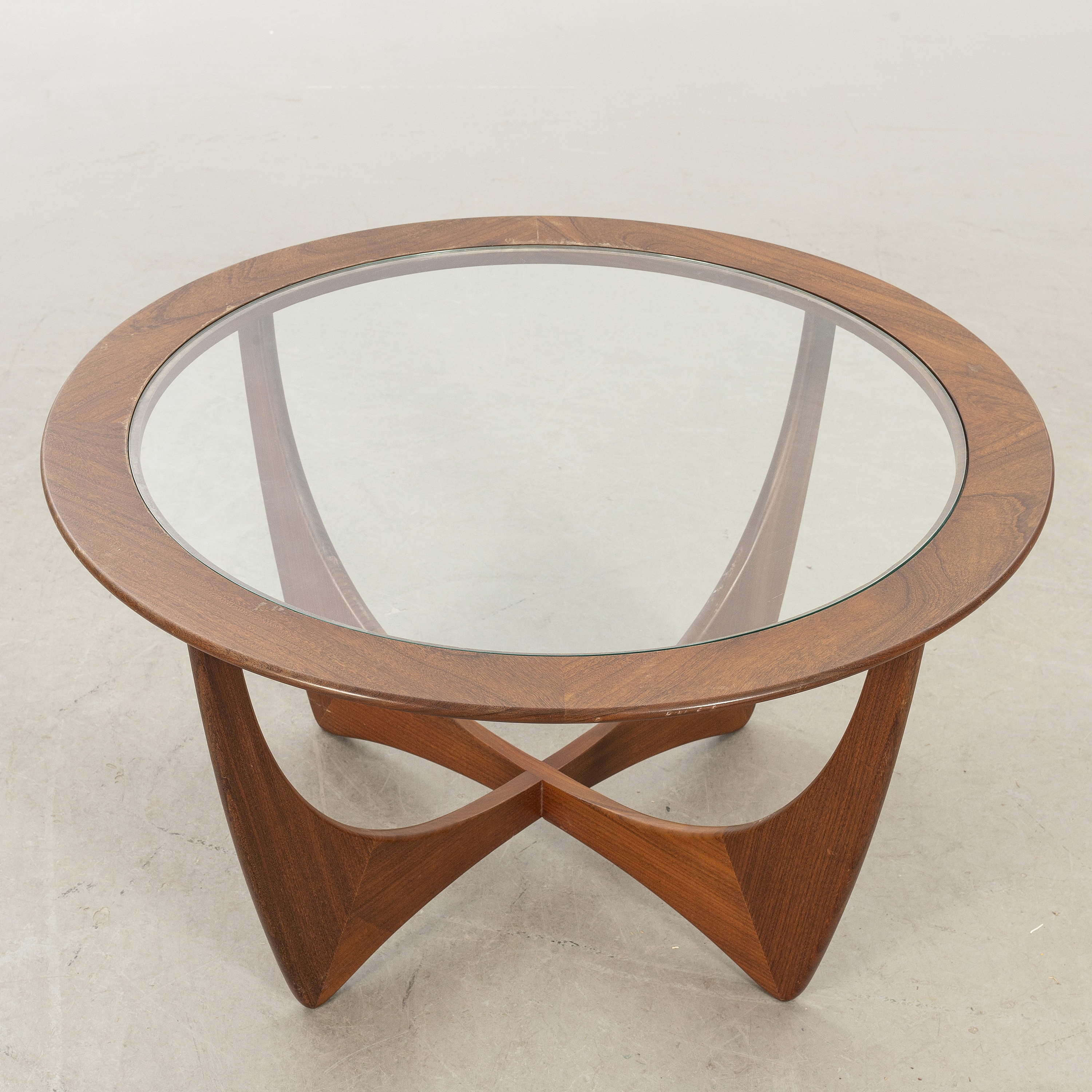 A GLASS TOP COFFEE TABLE "Astro" GPLAN ENGLAND. Bukowskis