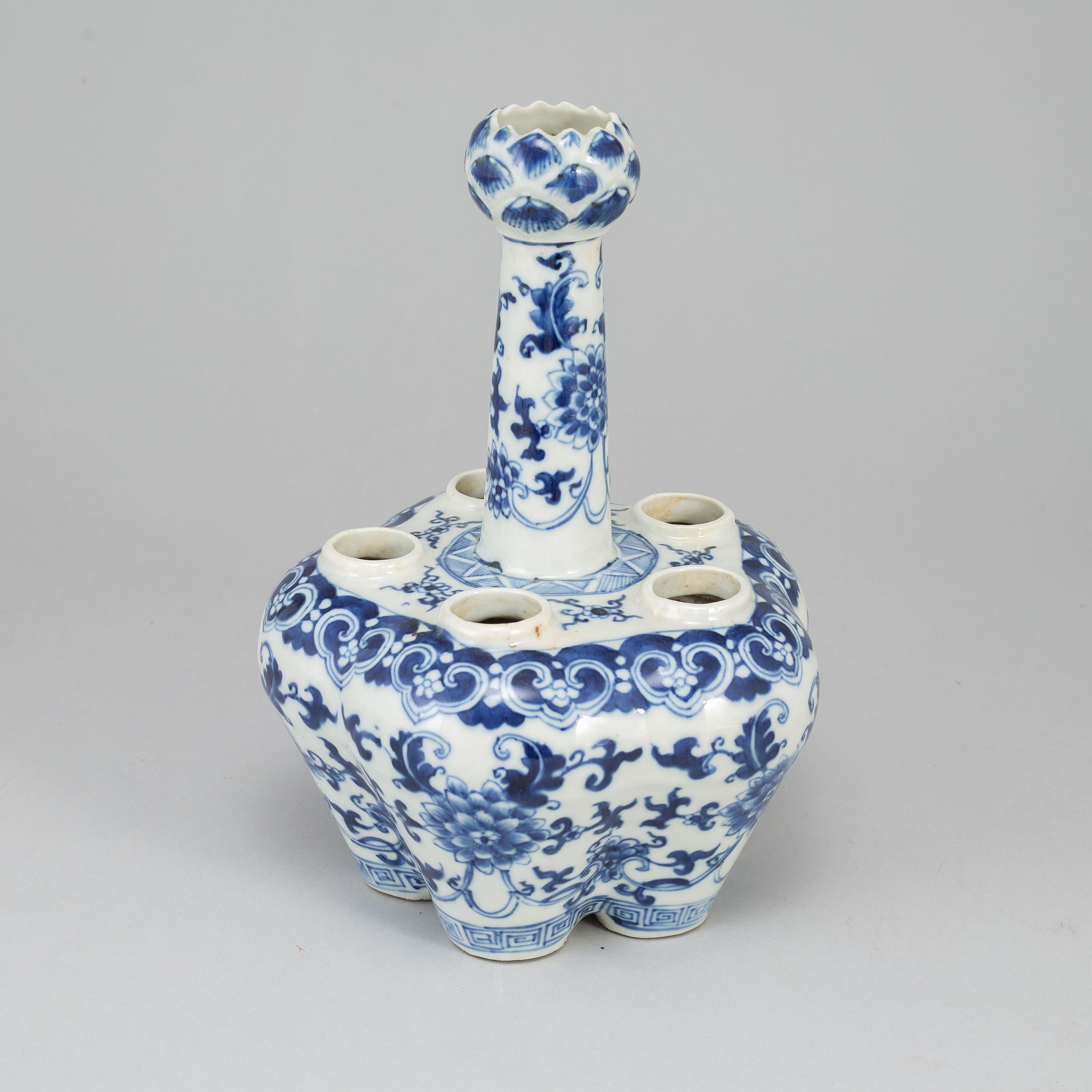 A blue and white tulip vase, Qing dynasty, Guangxu (18751908). Bukowskis