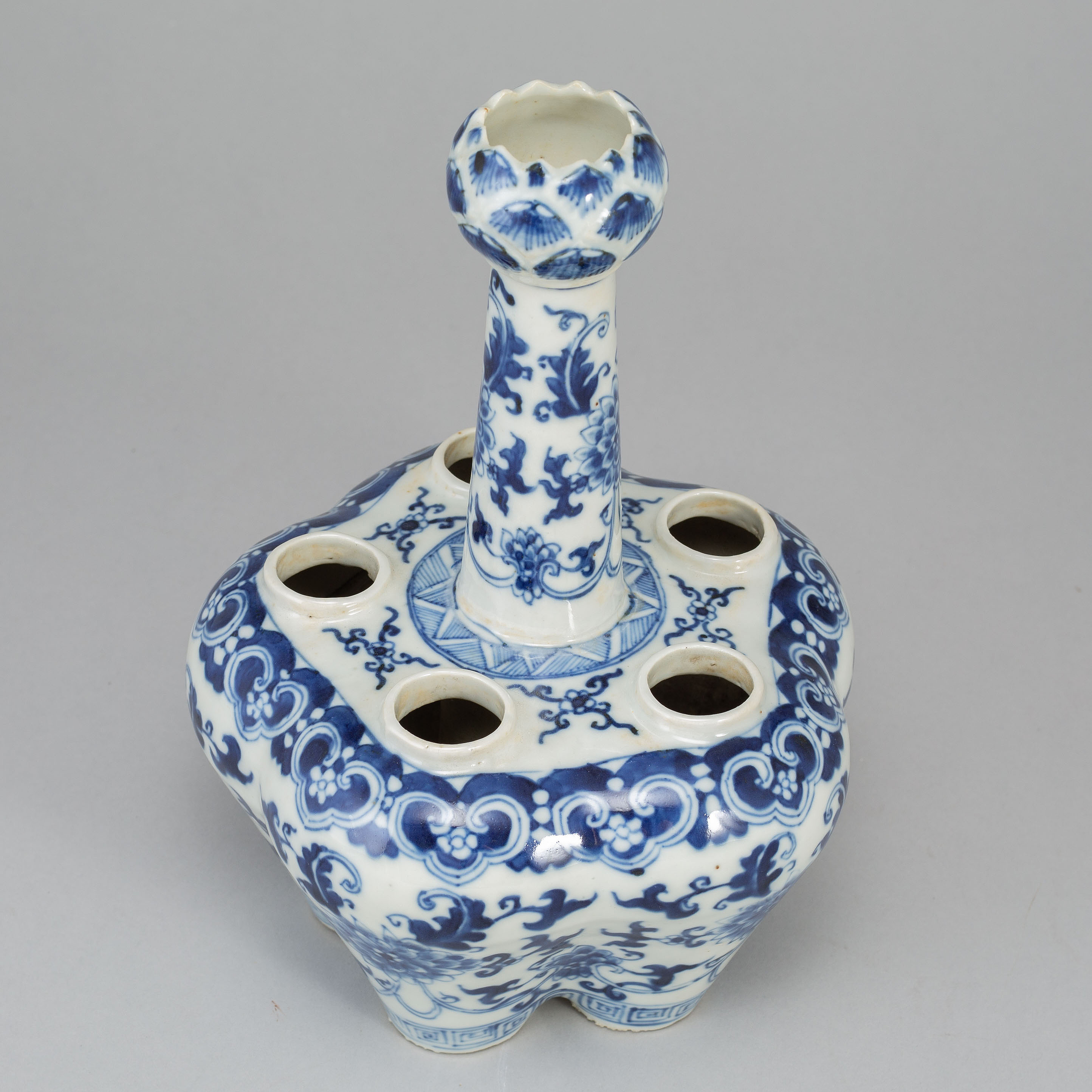A blue and white tulip vase, Qing dynasty, Guangxu (18751908). Bukowskis