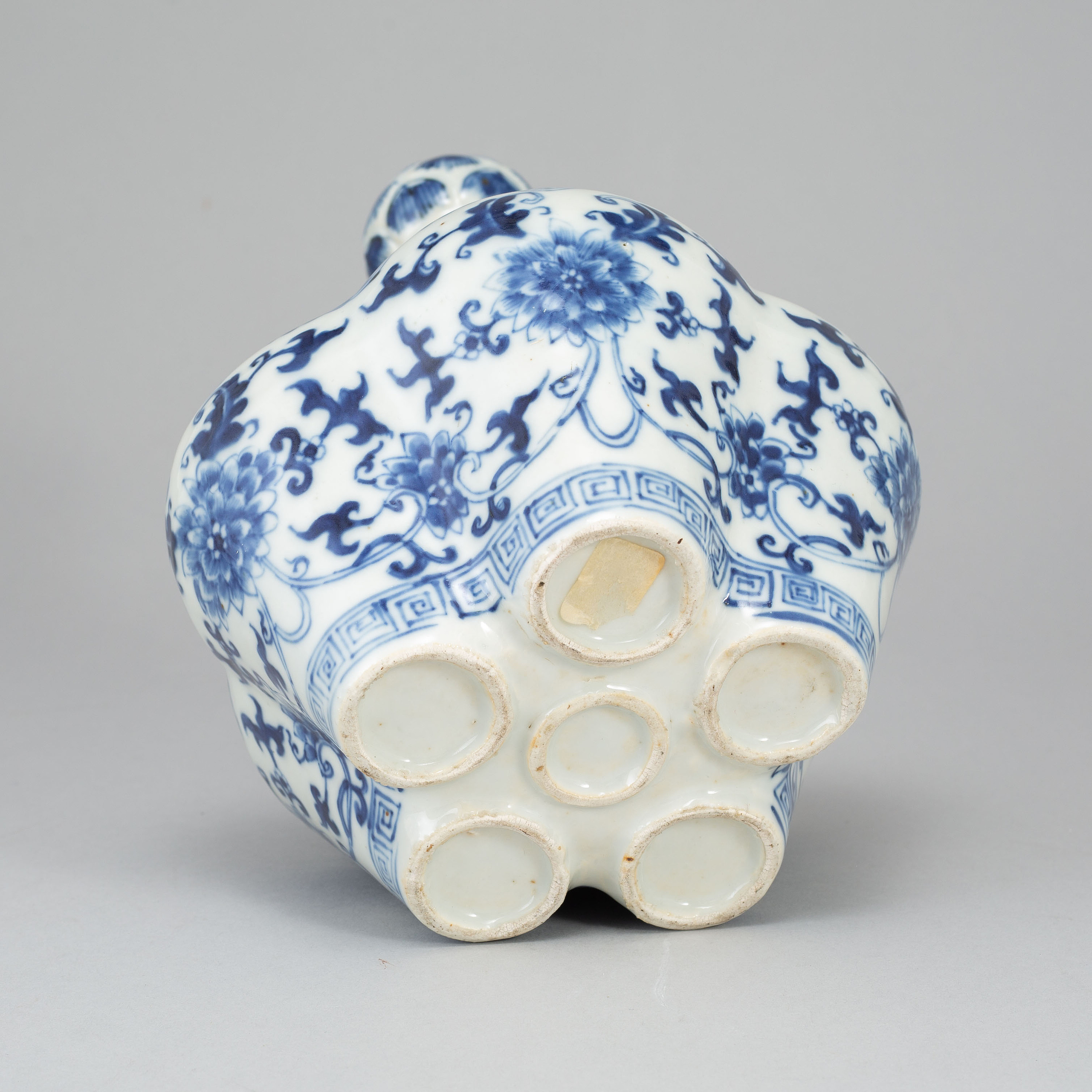 A blue and white tulip vase, Qing dynasty, Guangxu (18751908). Bukowskis