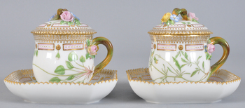 123443. CREMEKOPPAR MED LOCK OCH FAT, 2 st, porslin, Flora Danica Royal Copenhagen, Danmark.