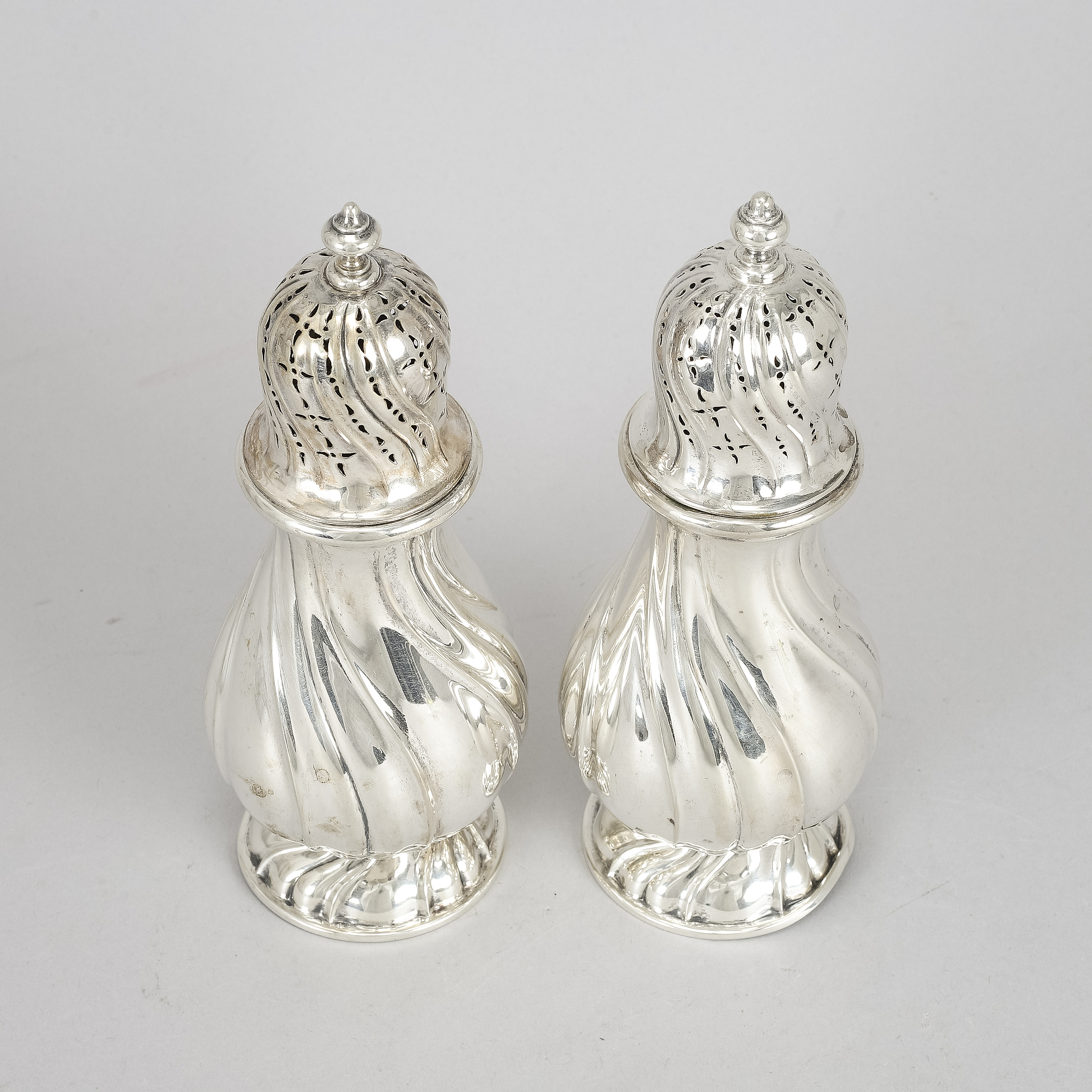 A pair of silver sugar shakers, one with mark of CG Hallberg, Stockholm 1920. Bukowskis
