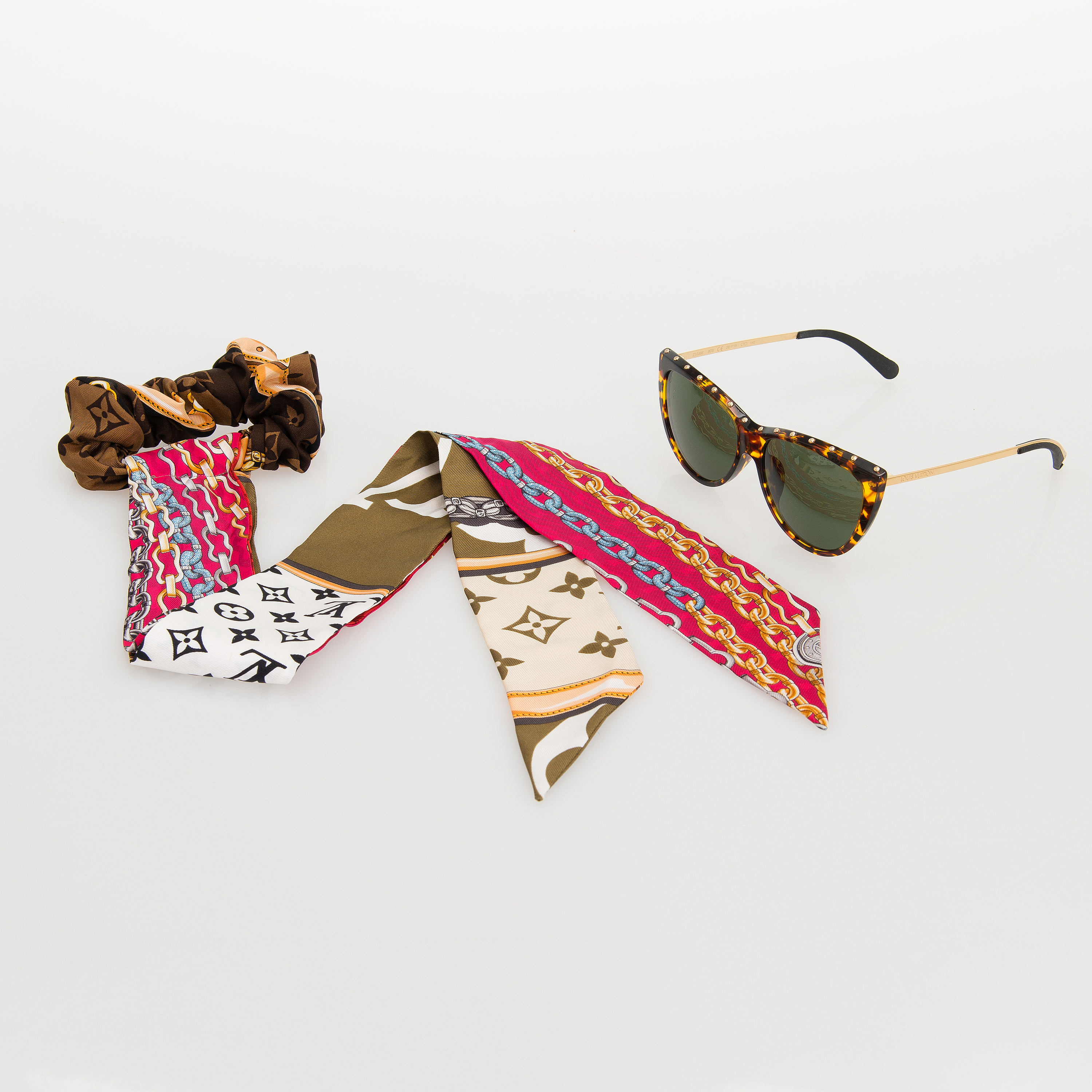 Louis Vuitton, 'Grease' sunglasses and a Chouchou scrunchie. - Bukowskis