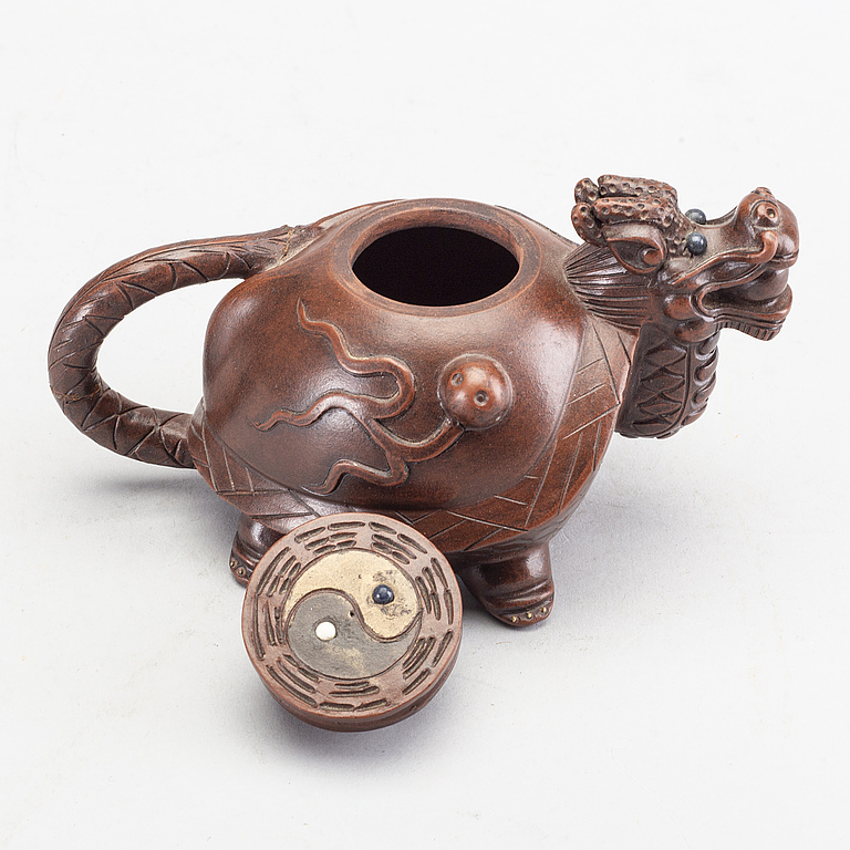 An unusual yixing tea pot, China, 20th Century. Seal to base.