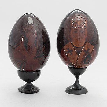 Two late 19th century Russian decorative eggs. - Bukowskis