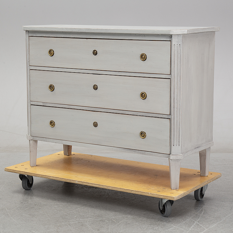 A Gustavian style dresser from around year 1900. Bukowskis