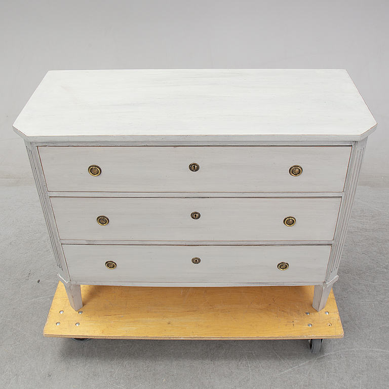 A Gustavian style dresser from around year 1900. Bukowskis