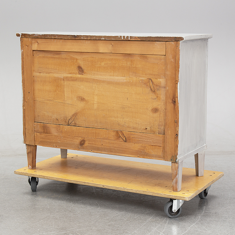 A Gustavian style dresser from around year 1900. Bukowskis