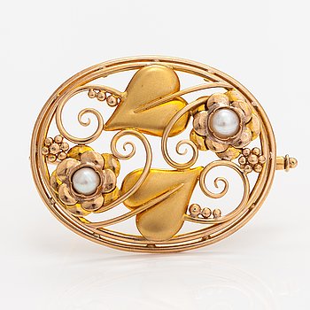 A 14K gold brooch with cultured pearls. Helsinki 1947.