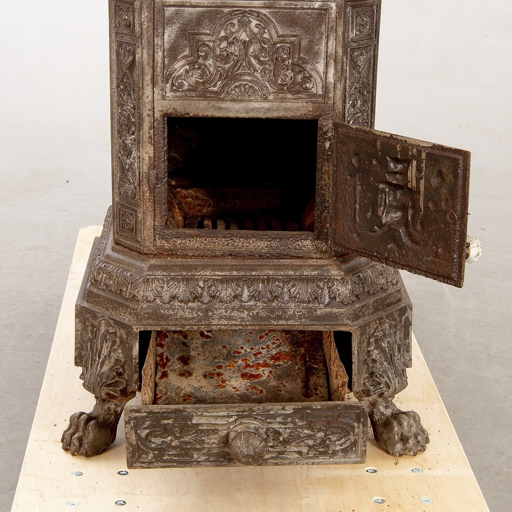 Kamin Mellaneuropa 1900-talets första hälft gjutjärn/smide. - Bukowskis