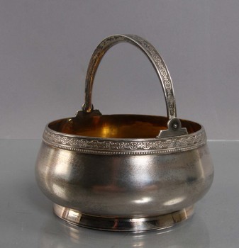 130571. SKÅL MED HÄNKEL, silver. Ryssland.