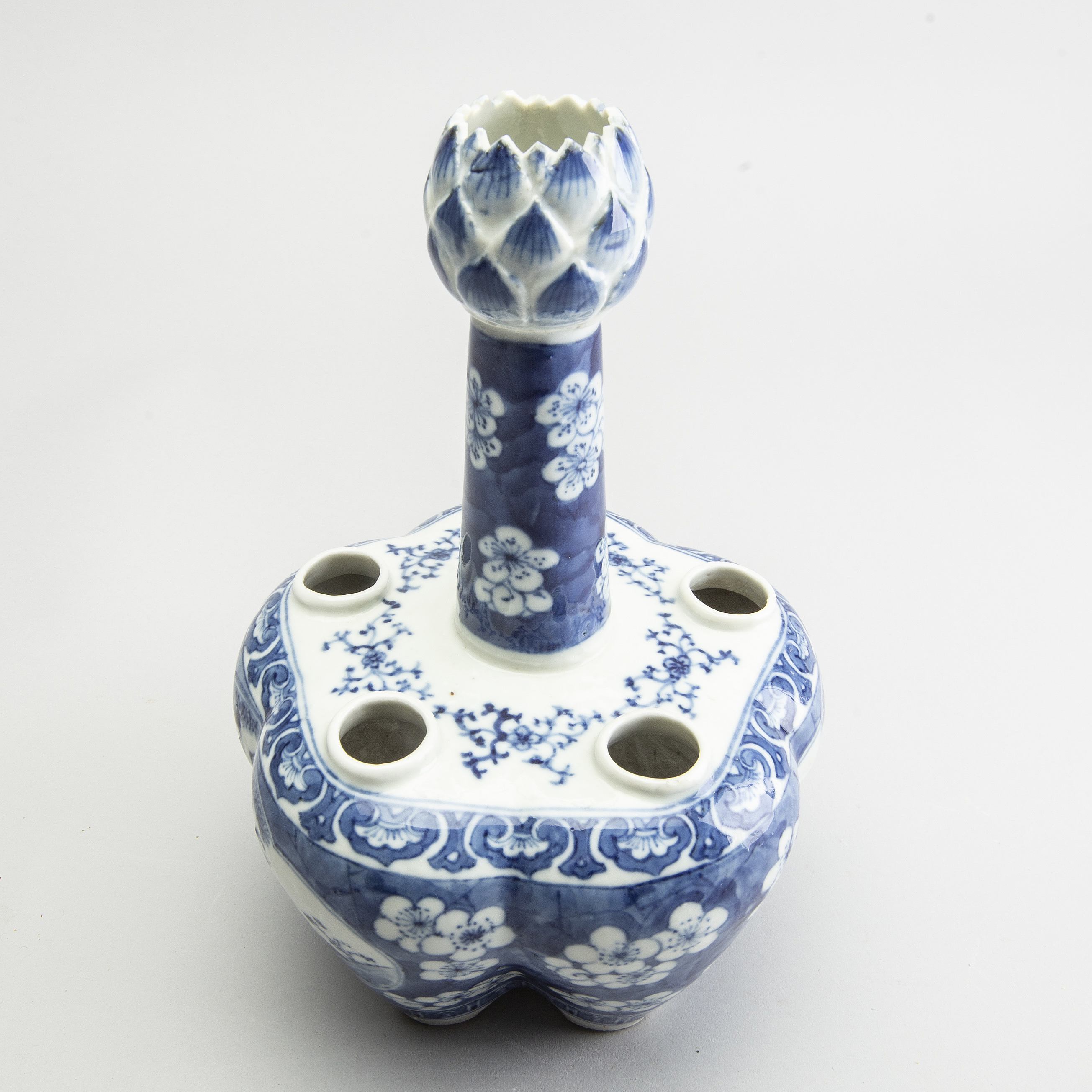 A blue and white tulip vase, Qing dynasty, 19th Century. Bukowskis