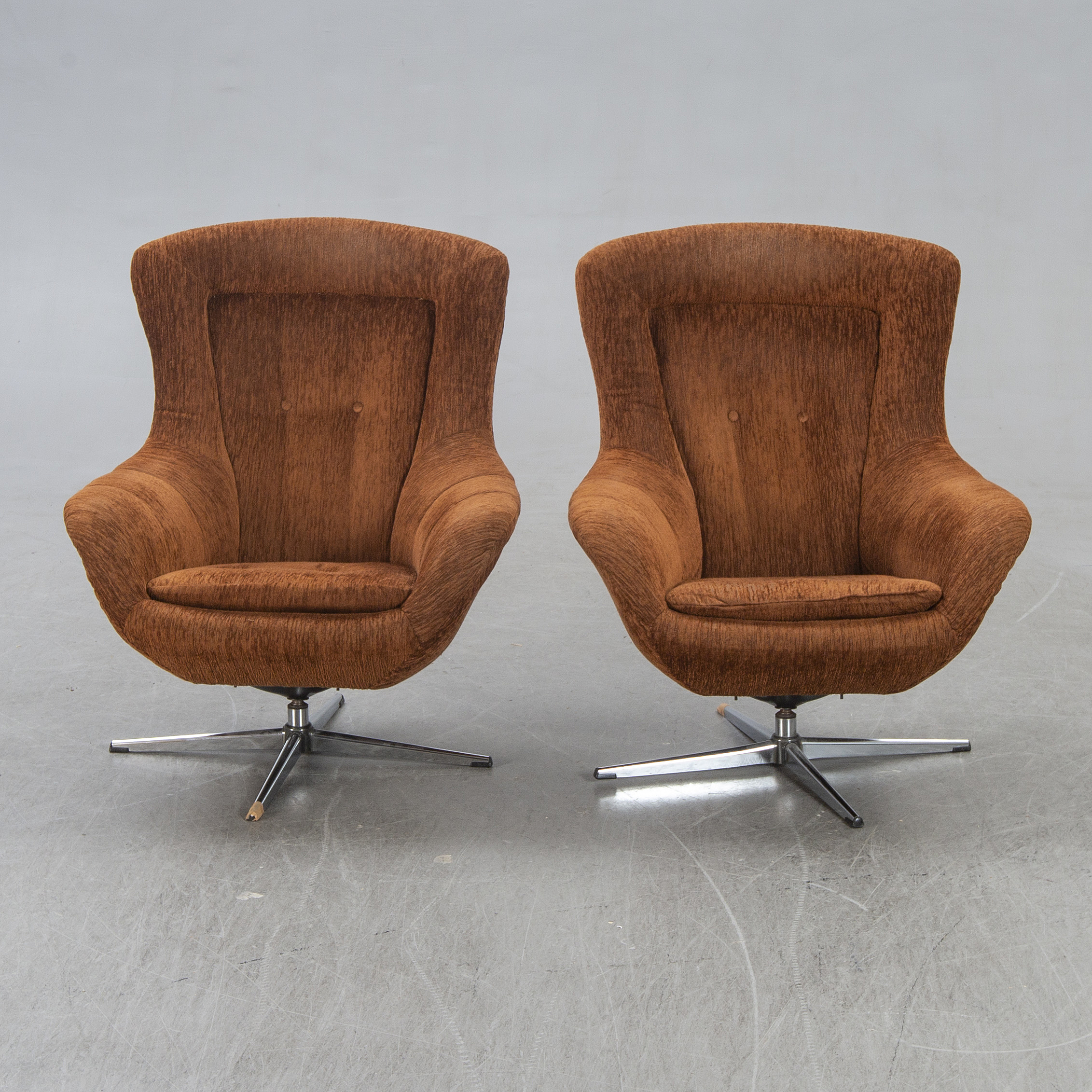 A pair of 1970s swivel chairs. - Bukowskis