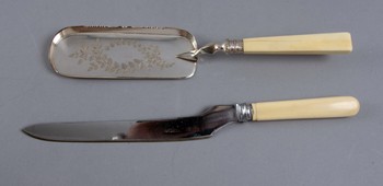 131287. BORDSSKYFFEL och TRANSCHERKNIV, nysilver.