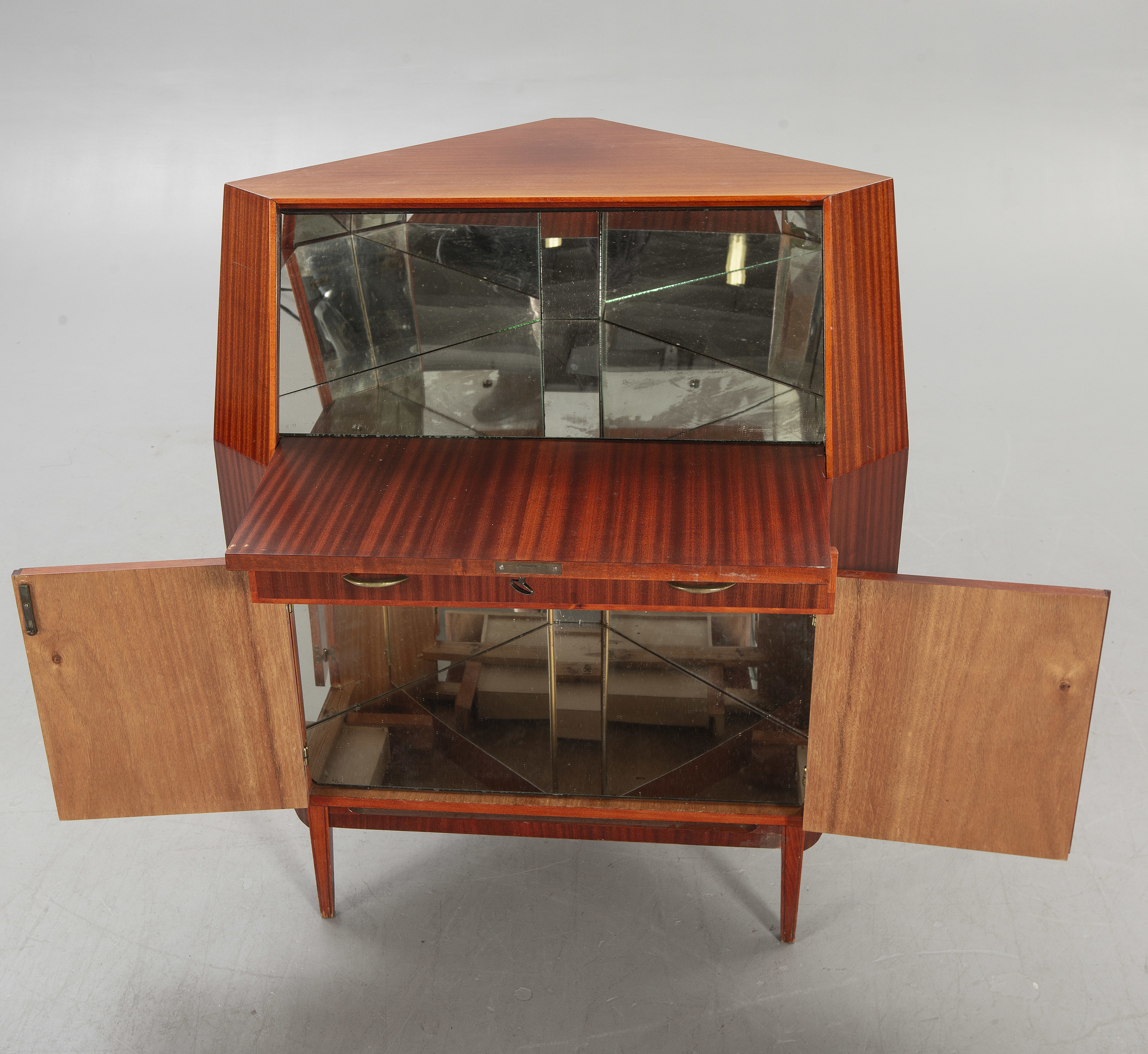 A mahogany corner bar 1940s50s. Bukowskis