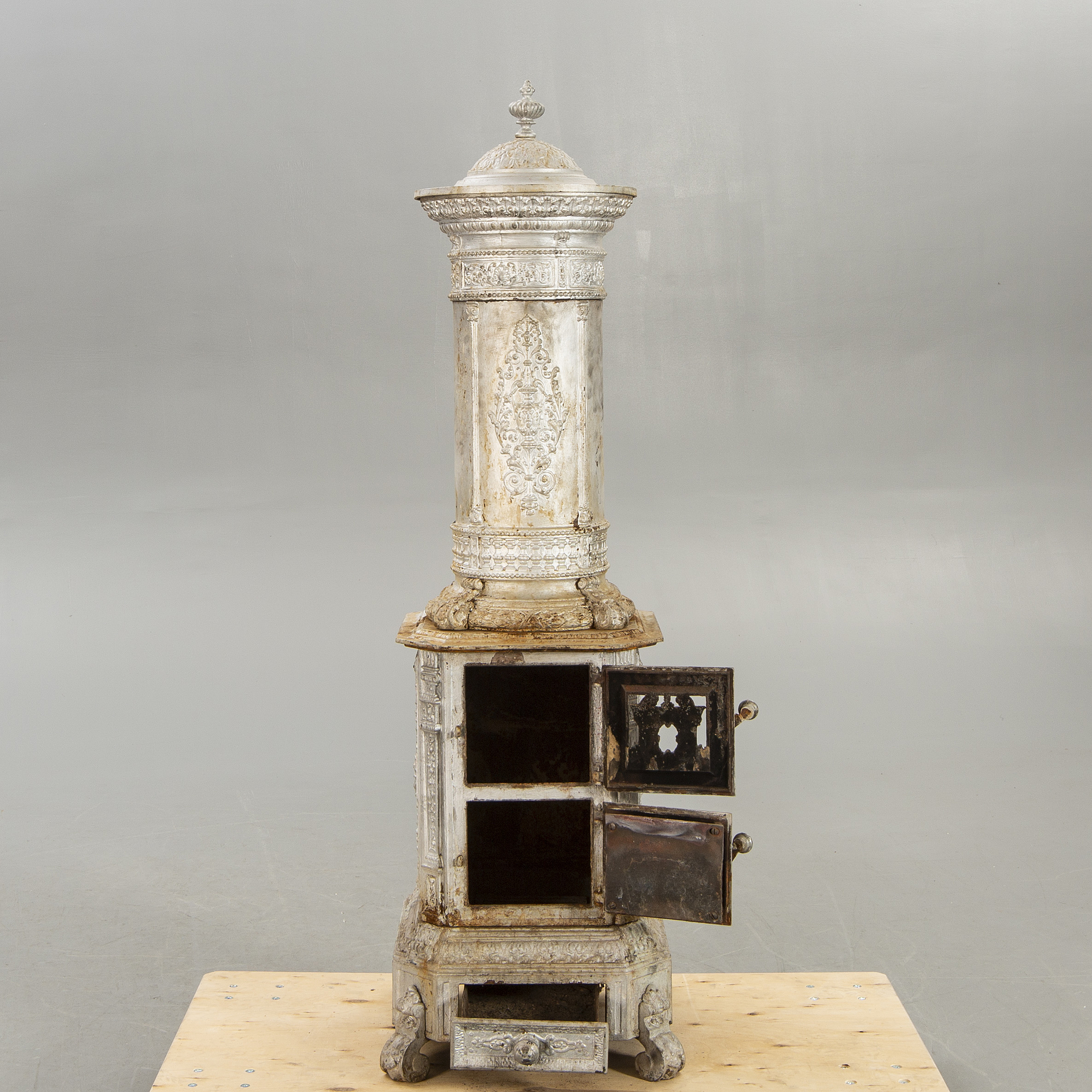 An early 1900s cast iron stove. Bukowskis