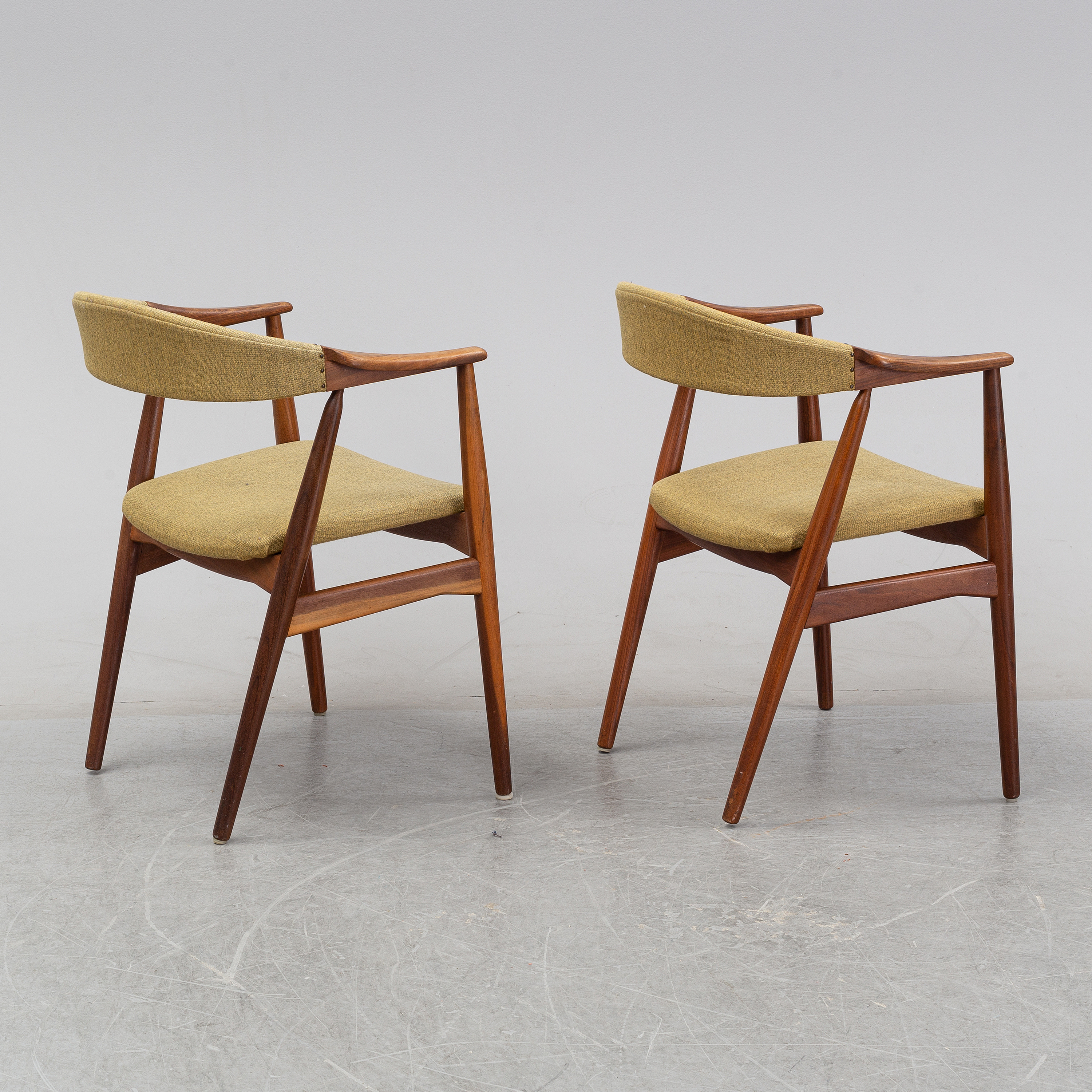 A pair of teak armchairs, 1960s. - Bukowskis