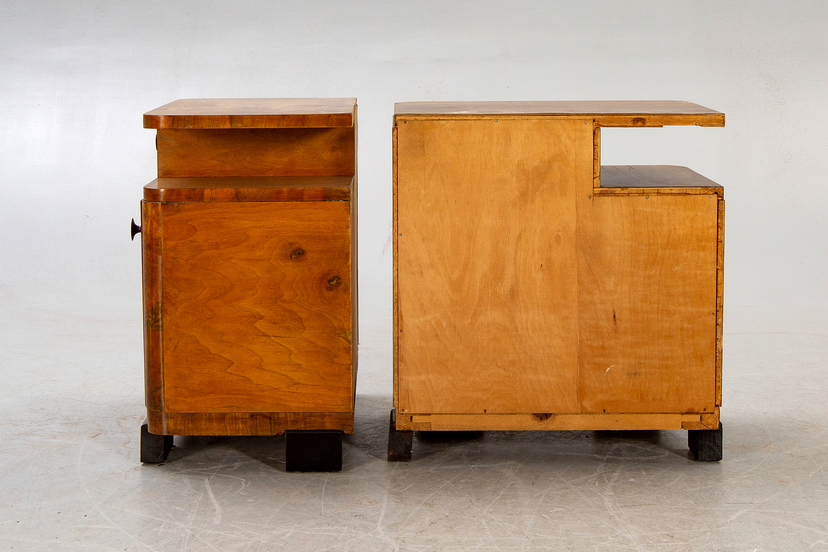 A pair of 1940s walnut Art Deco bedside tables. - Bukowskis