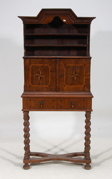 133985. HÄNGSKÅP PÅ BENSTÄLLNING, 1700-tal.