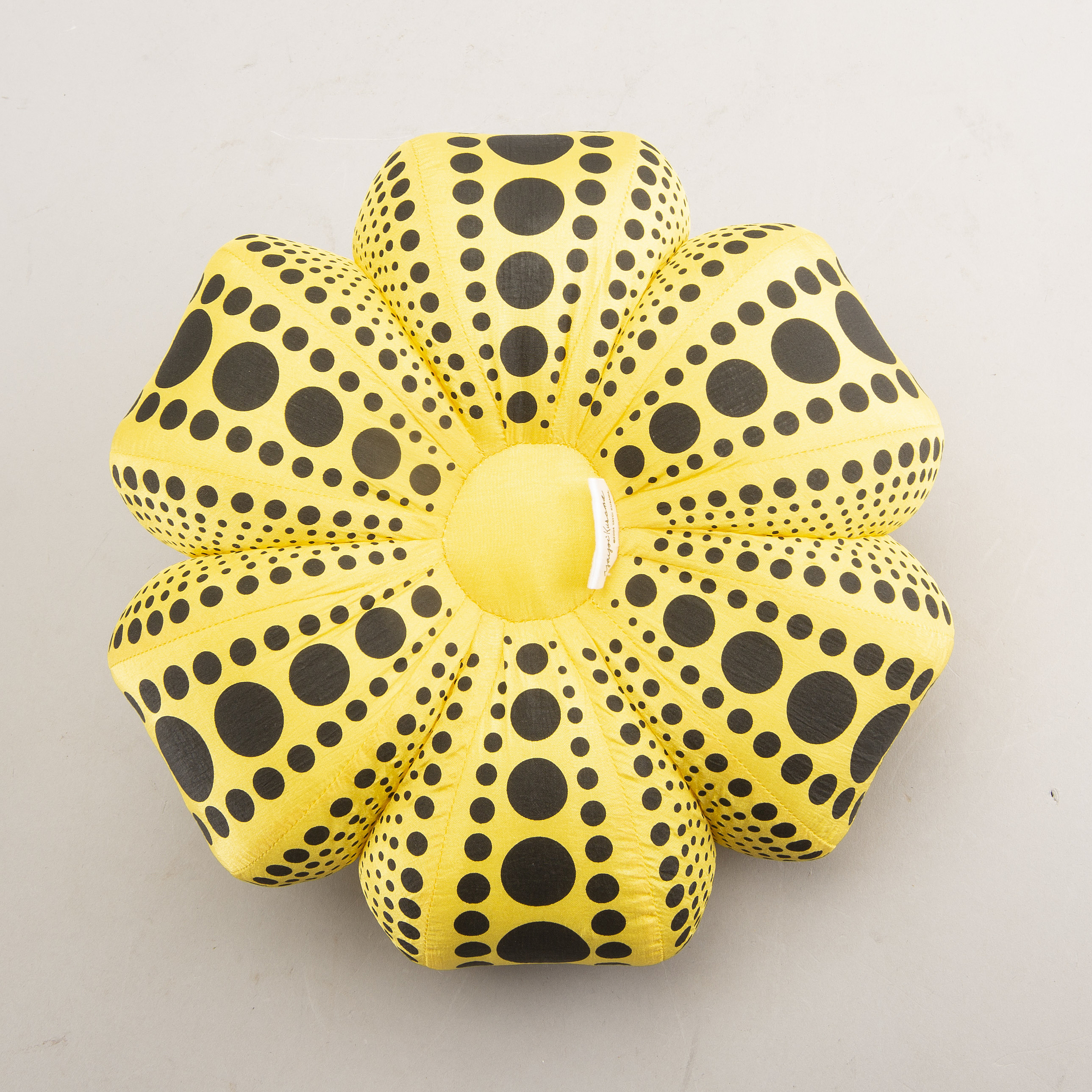 Yayoi Kusama, by object / multiple Dots obsession 2004. Bukowskis