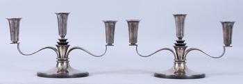 136179. KANDELABRAR, ett par samt BORDSLAMPA, vitmetall, delvis Danmark, 1900-tal.