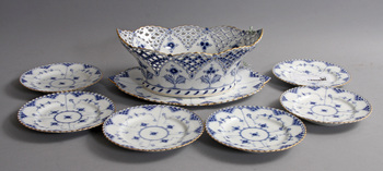 136257. GALLERSKÅL PÅ FAT OCH ASSIETTER, 7 delar. Porslin. Royal Copenhagen Musselmalet.
