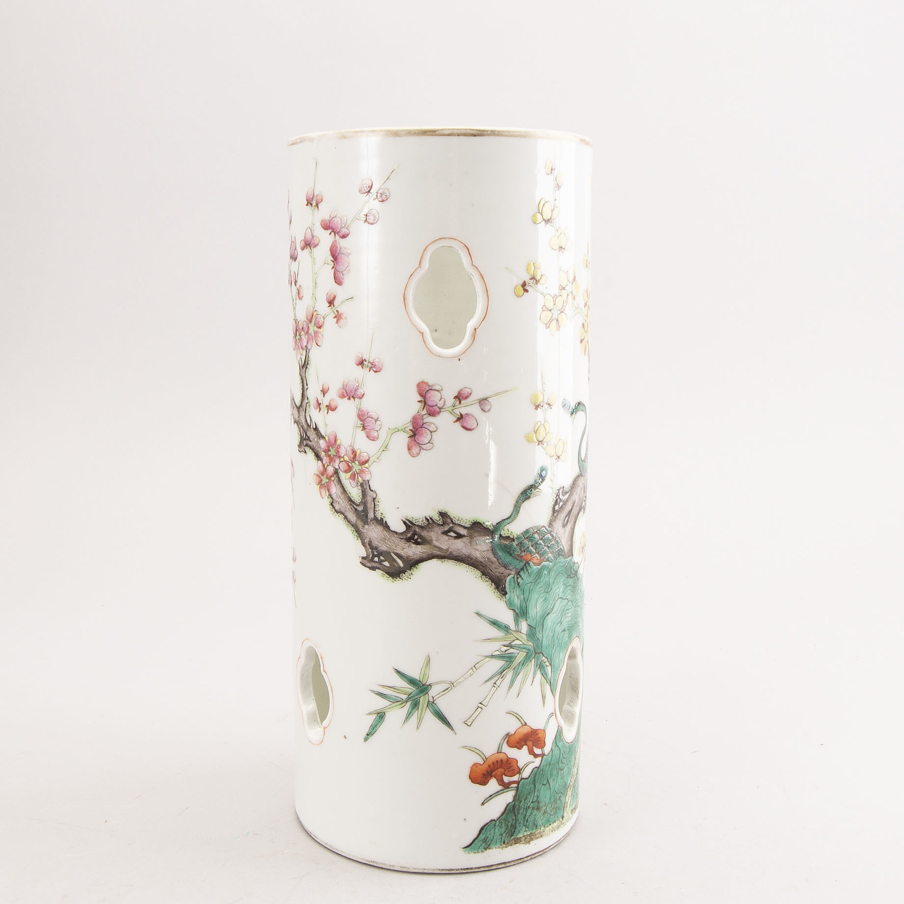 A Chinese porcelain vase around 1900. Bukowskis