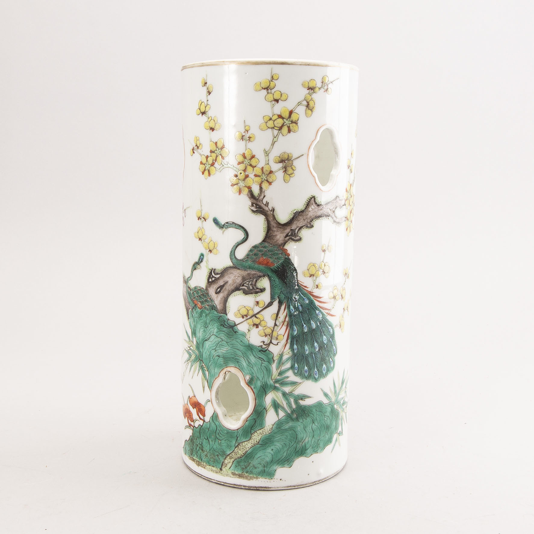 A Chinese porcelain vase around 1900. Bukowskis