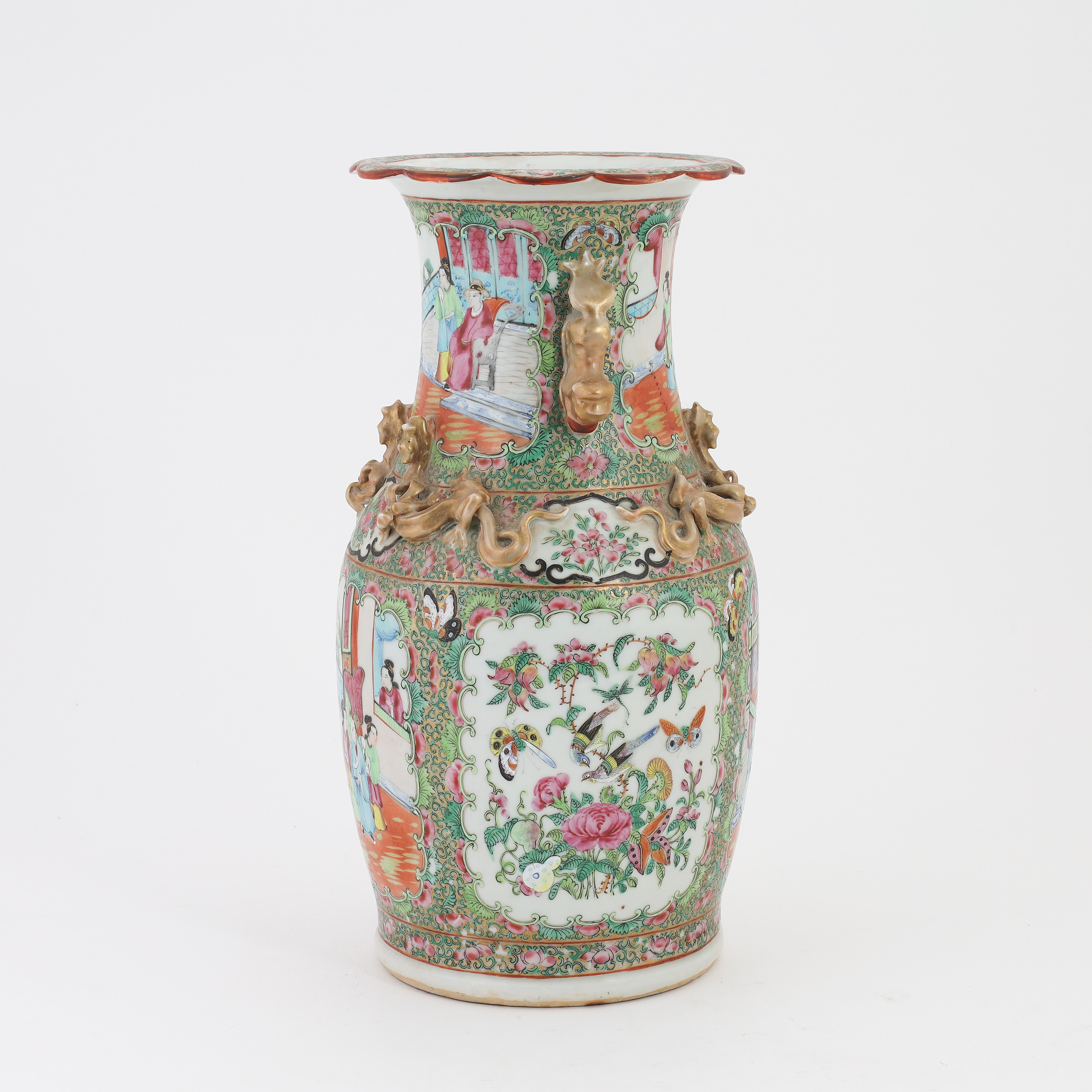 A Chinese porcelain vase, Canton, second half of the 19th Century. Bukowskis