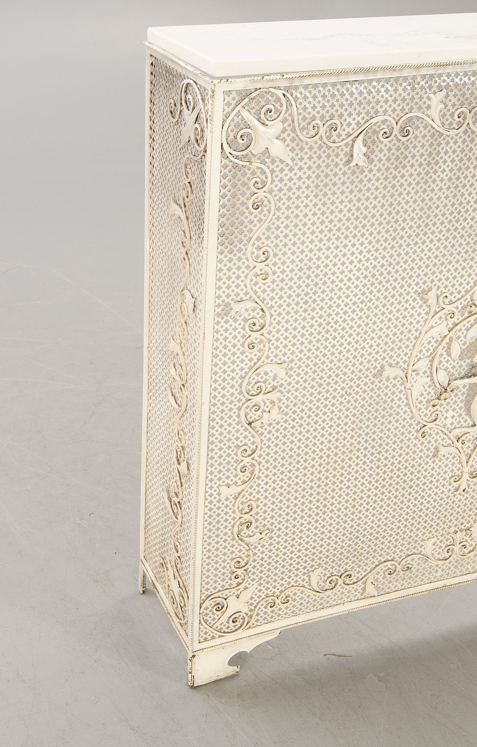 A mid 1900s radiator cover. - Bukowskis