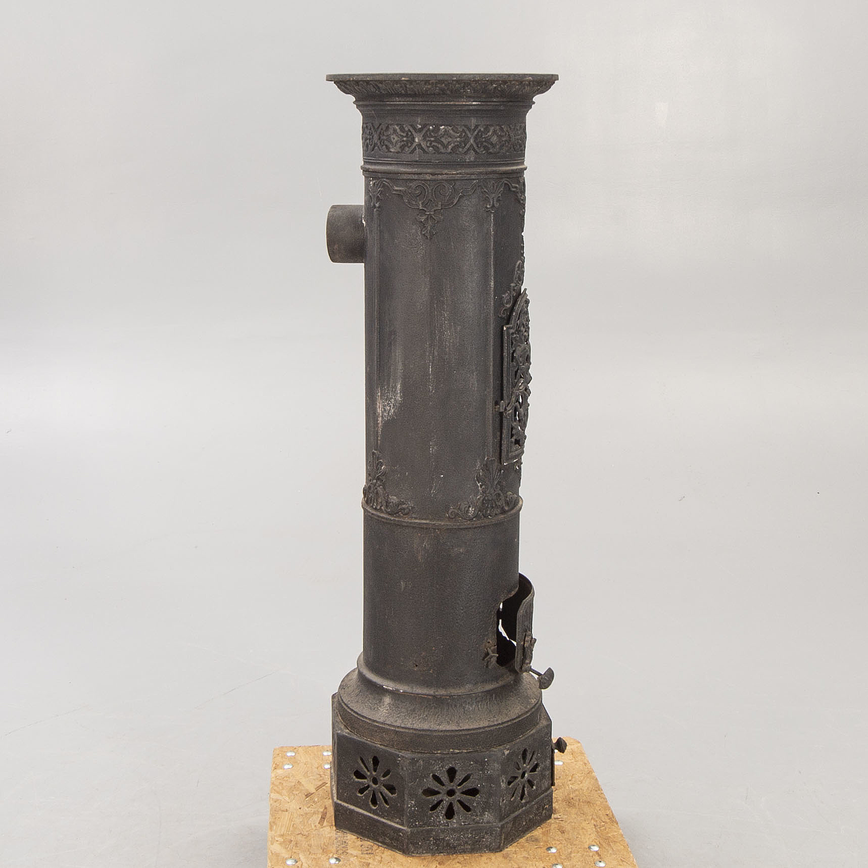 An early 1900s cast iron stove. Bukowskis