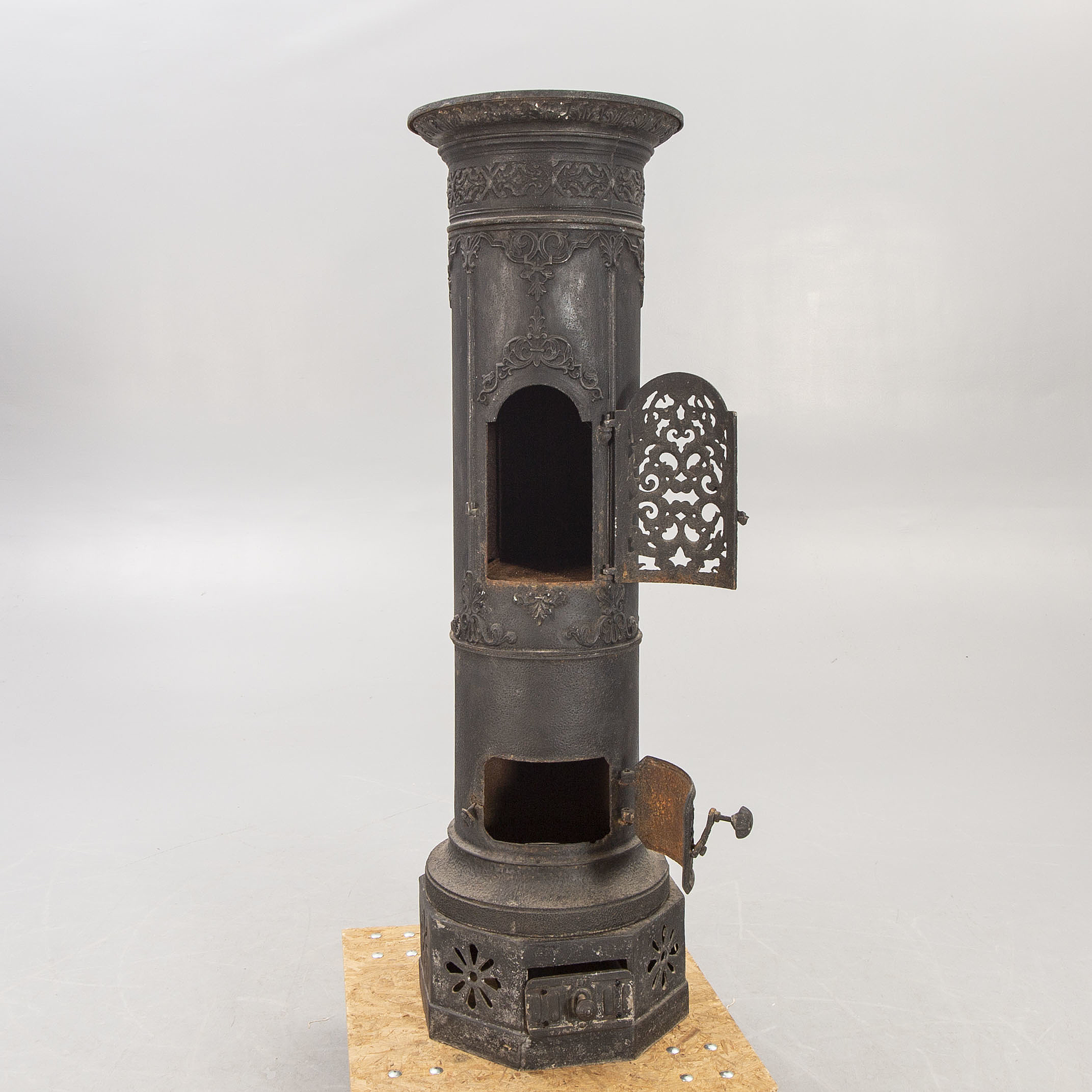 An early 1900s cast iron stove. Bukowskis