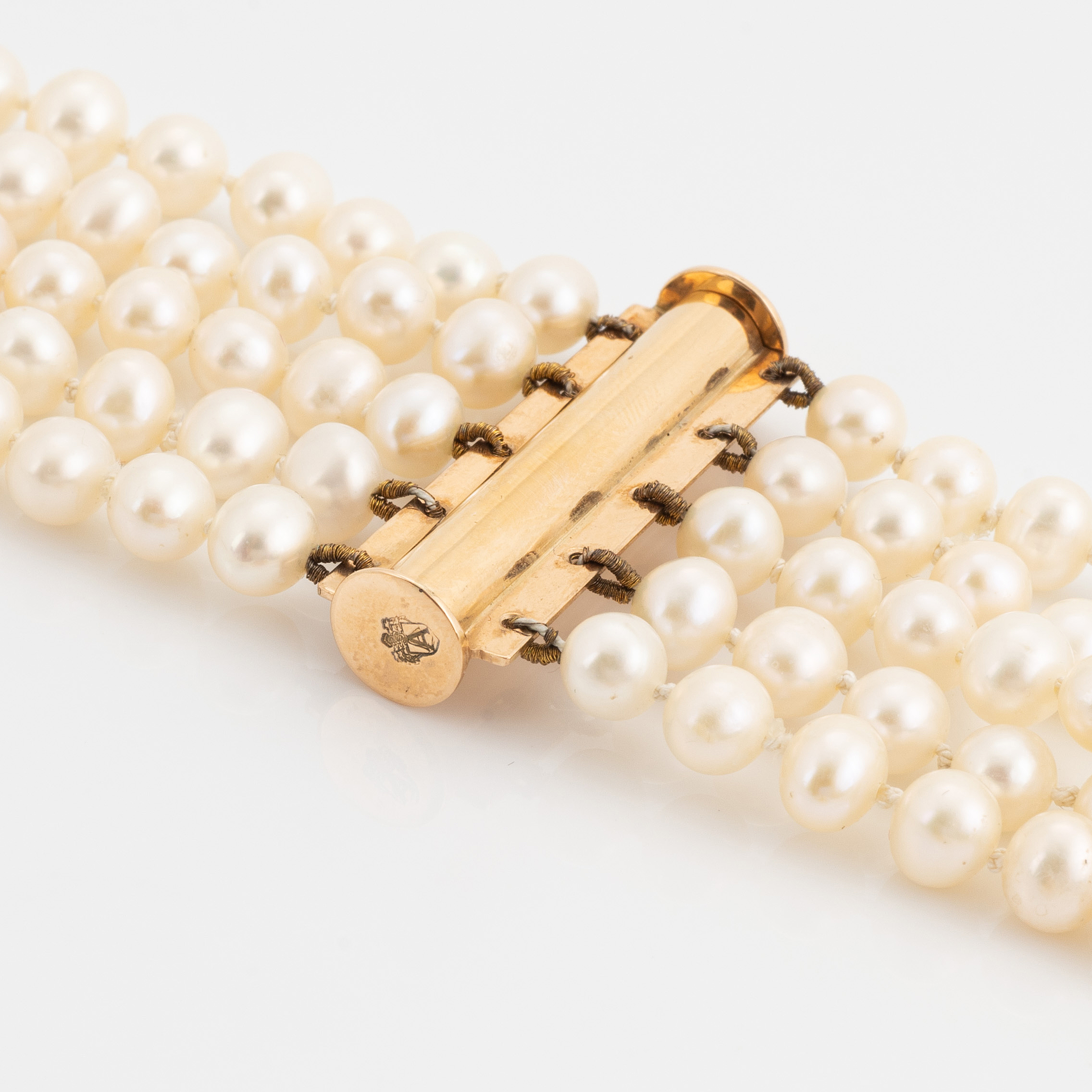 Five strand pearl necklace, with shell cameo. Bukowskis