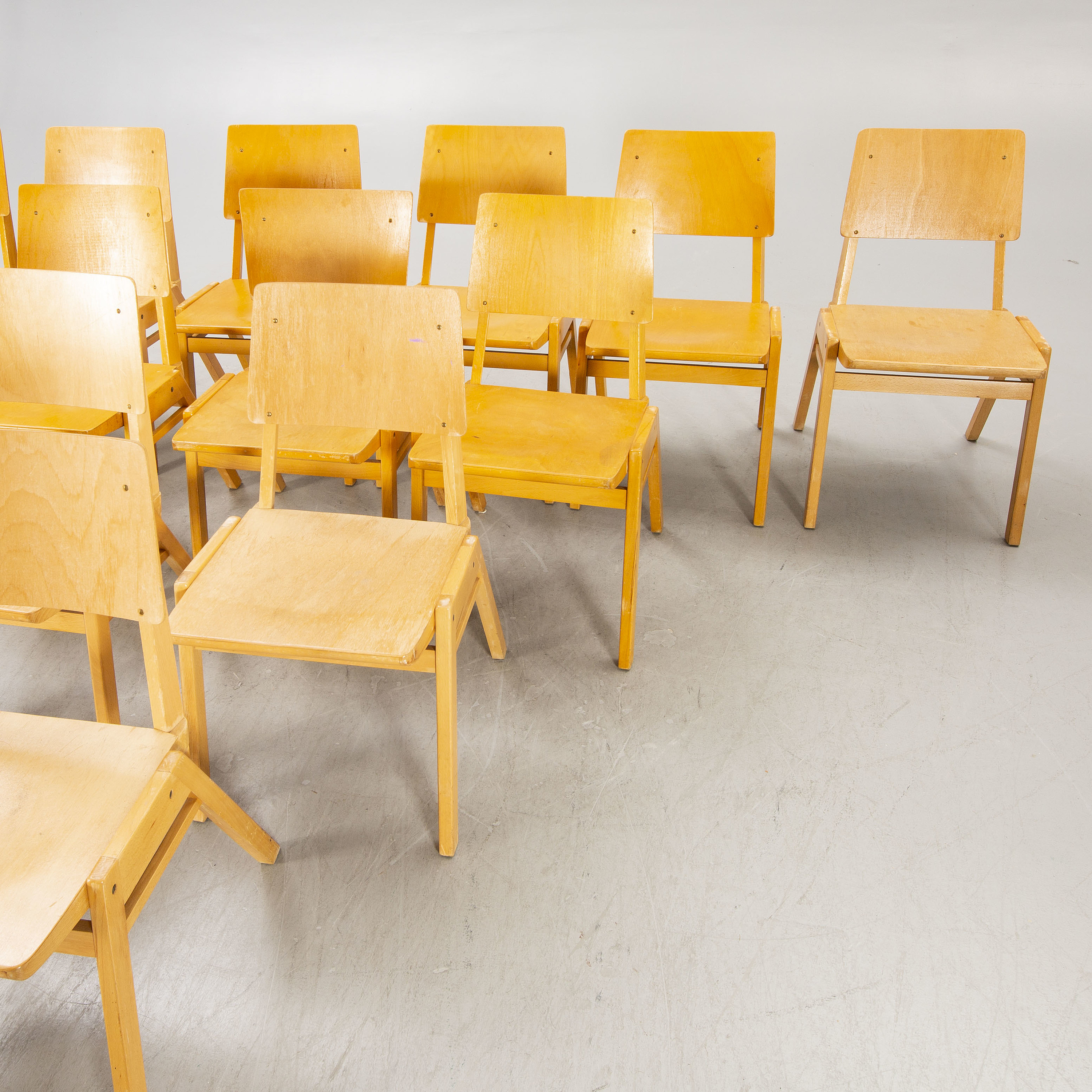 A set of 12 beech stackable chairs mid 1900s. - Bukowskis