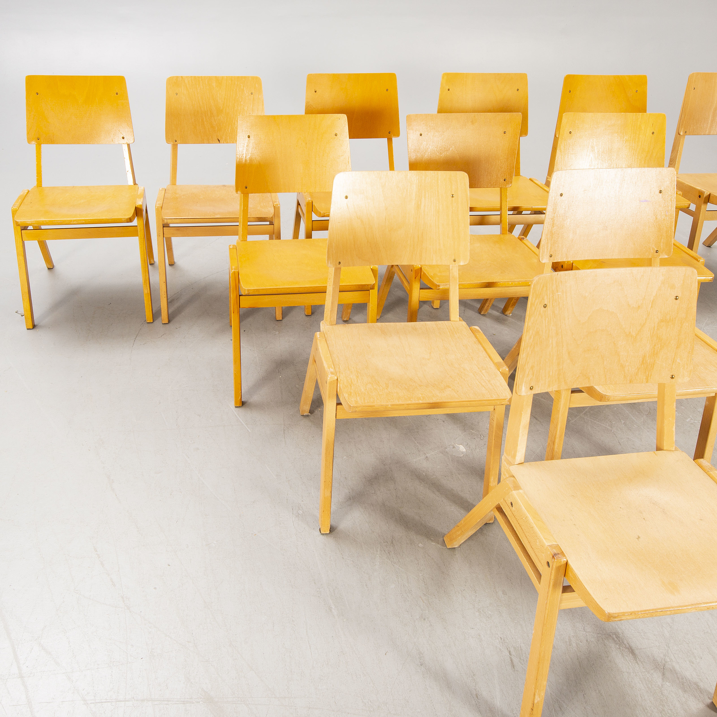 A set of 12 beech stackable chairs mid 1900s. - Bukowskis