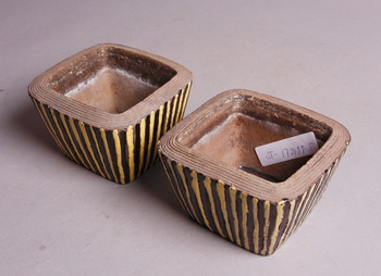 141469. YTTERFODER, ett par, möjligen Mari Simmulson, Uppsala Ekeby 1950-60-tal.