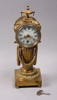 141579. BORDSKLOCKA, Louis XVI-stil.