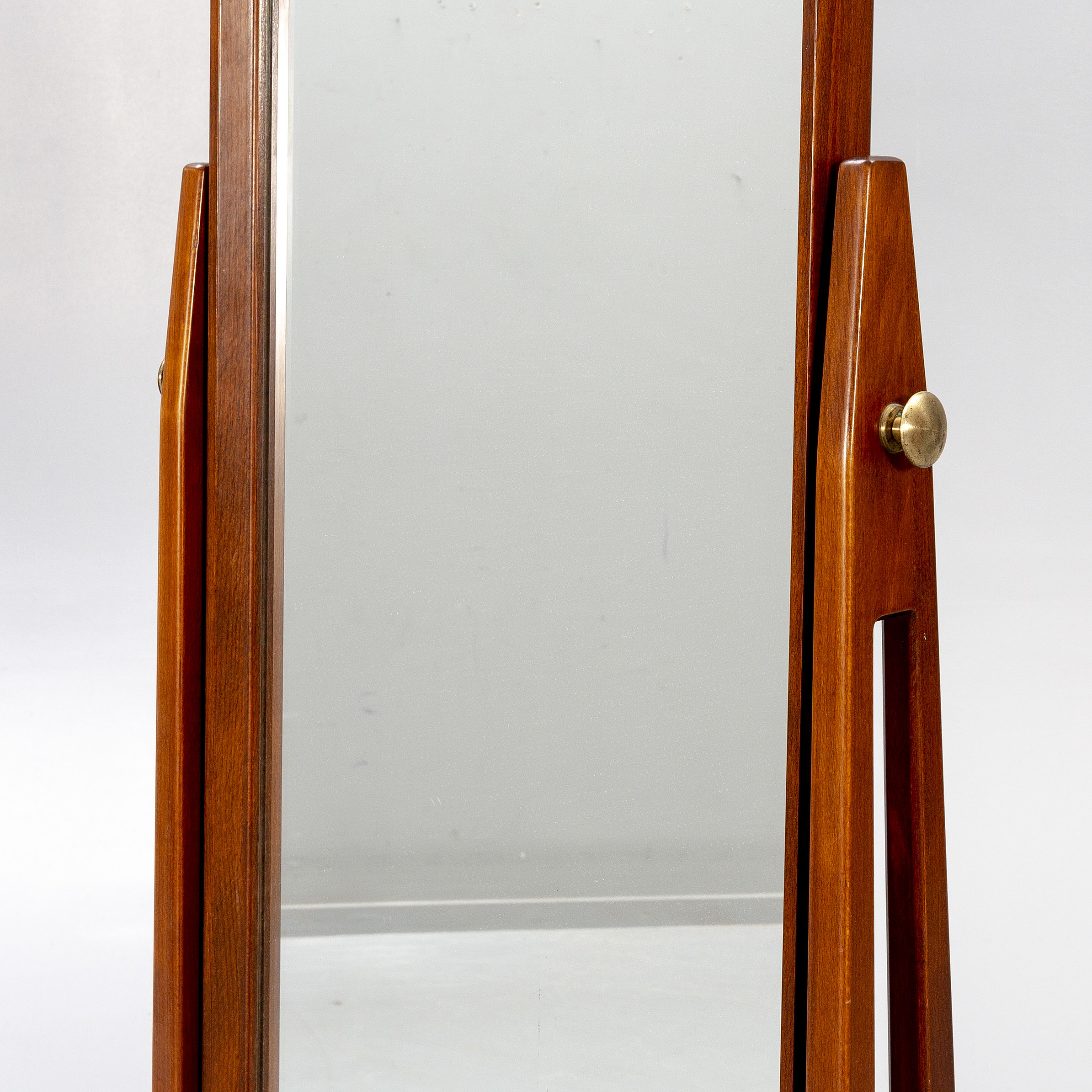 A mid 1900s teak floor mirror. Bukowskis