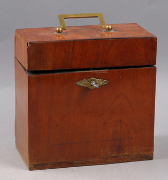 142411. FLASKSCHATULL, mahogny, Karl Johan, 1800-talets första hälft.