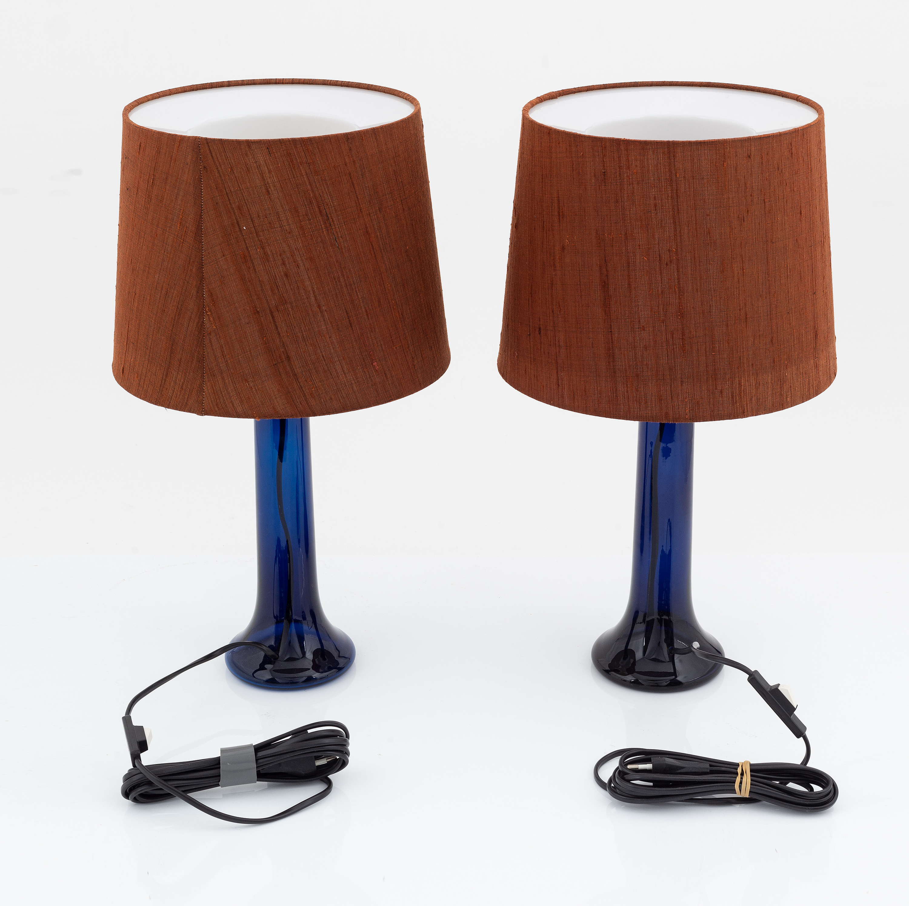 A pair of blue glass table lights, Luxus. Bukowskis