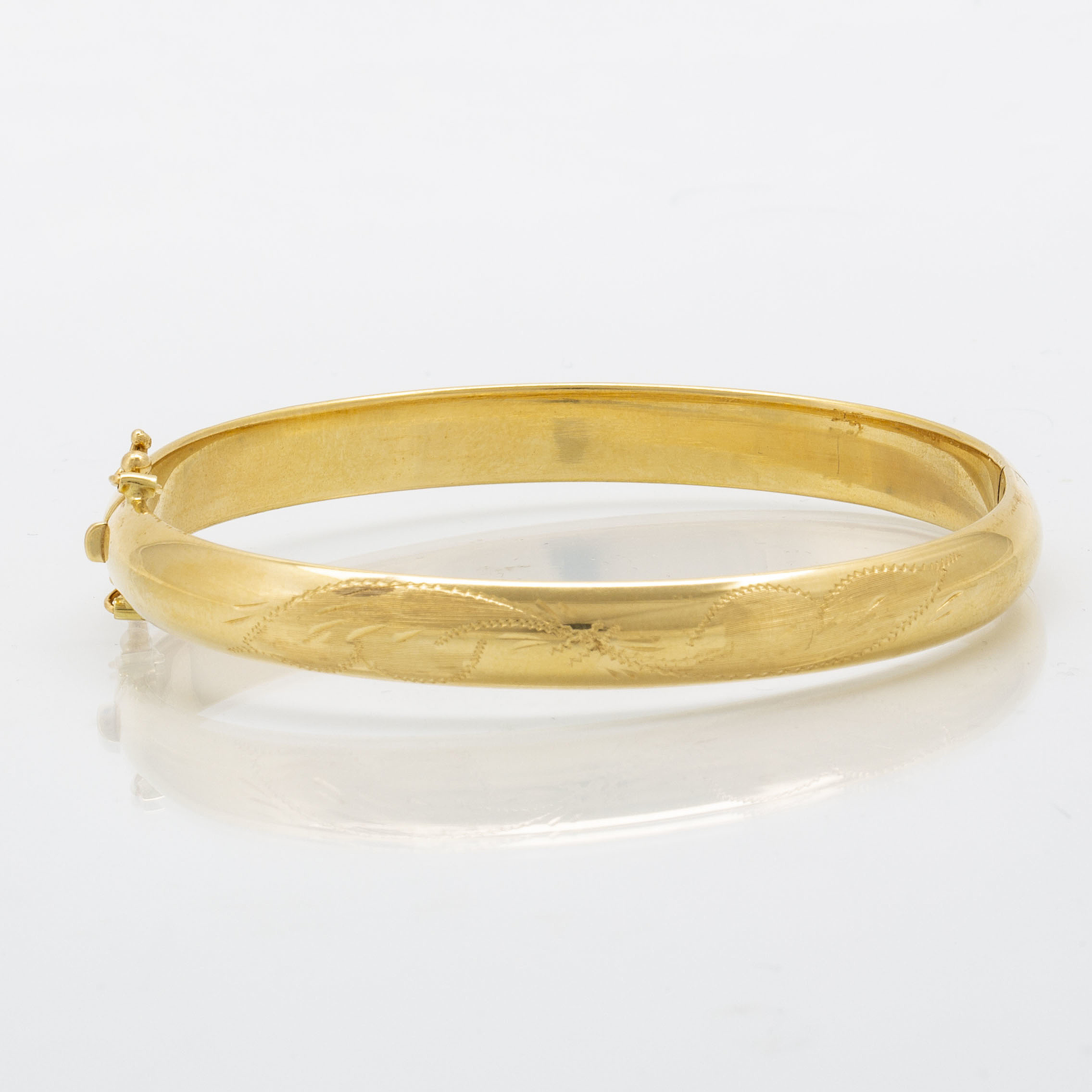 Armring 18K guld, vikt 11,1 g, omkrets ca 17 cm. Bukowskis