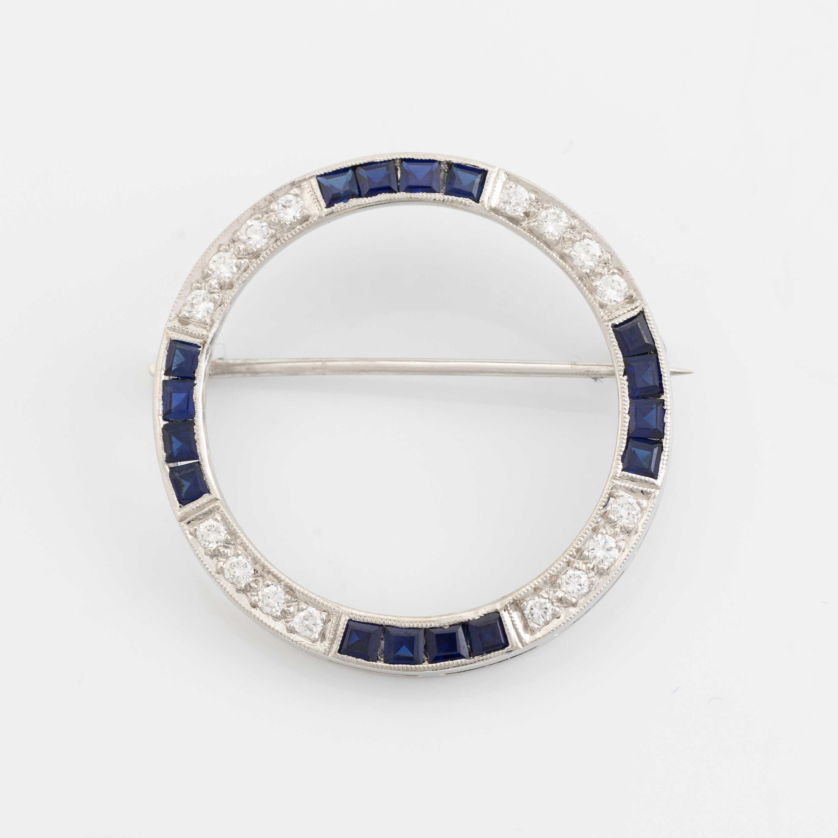 Brosch med briljantslipade diamanter och carréslipade safirer, art déco ...