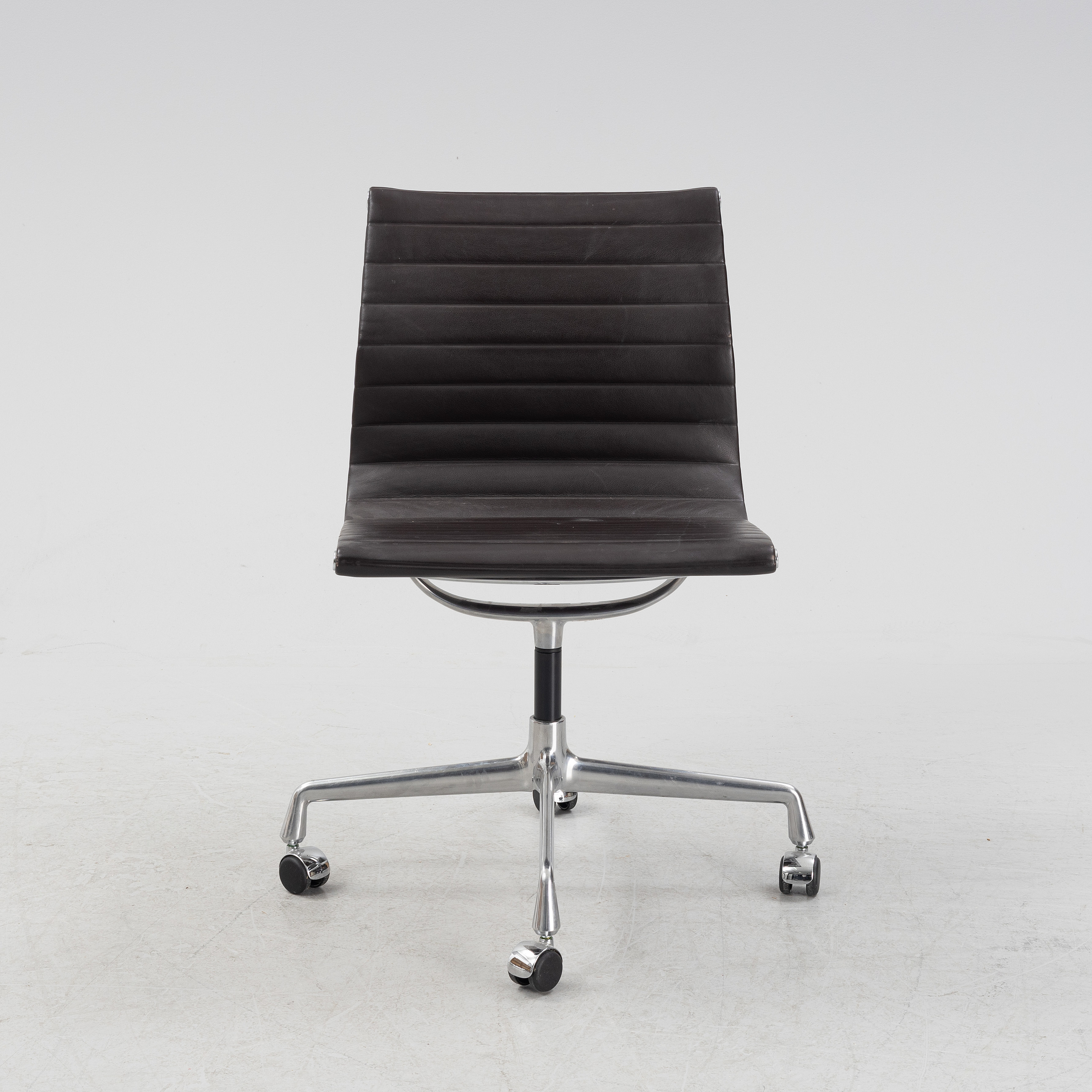 Charles and Ray Eames, skrivbordsstol, "EA 105" Vitra. Bukowskis