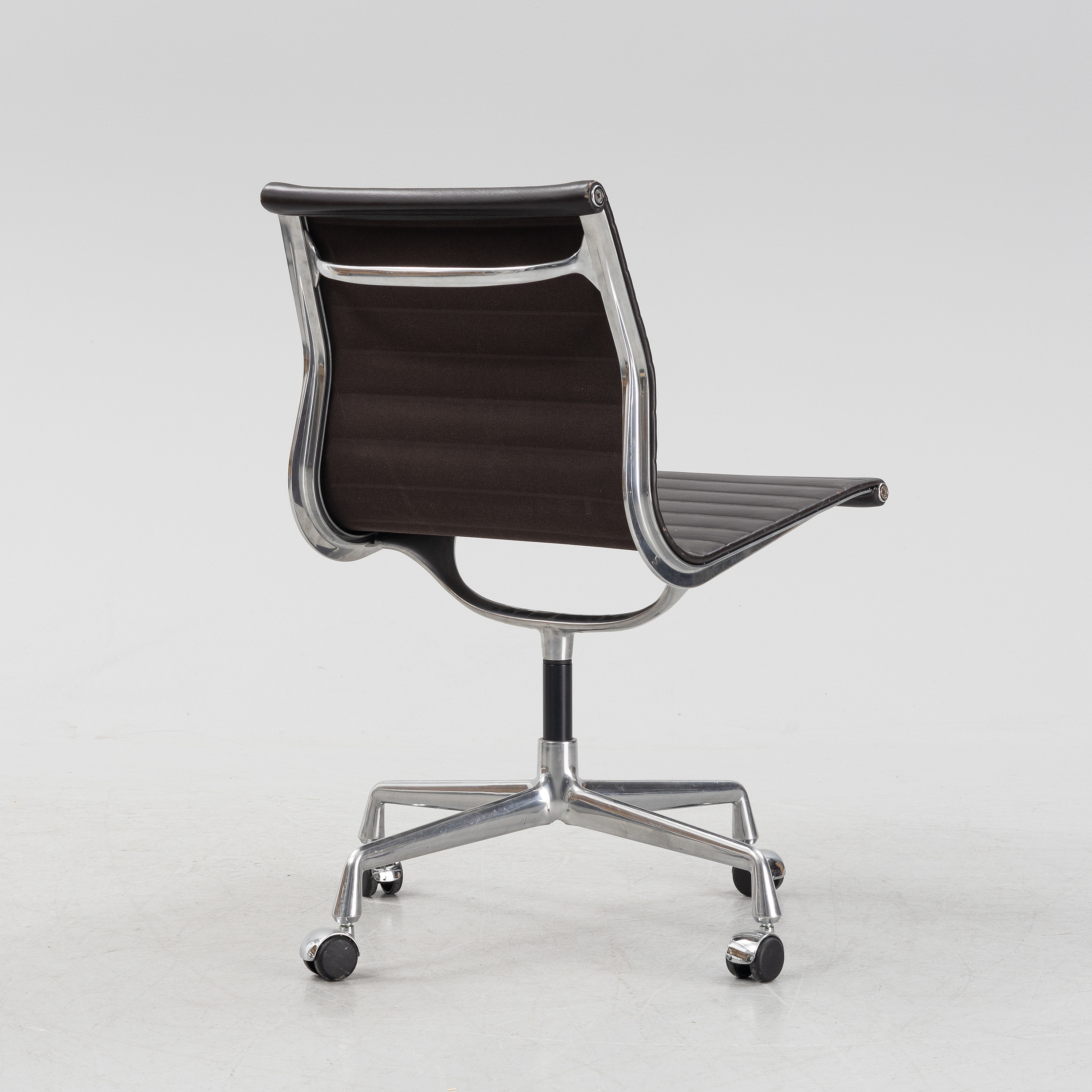 Charles and Ray Eames, skrivbordsstol, "EA 105" Vitra. Bukowskis